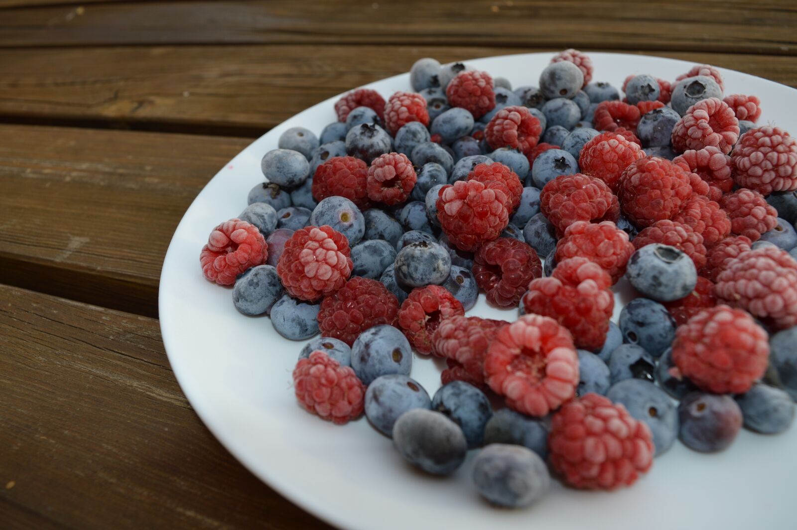 Nikon D3200 sample photo. Raspberries, blueberries, berries photography