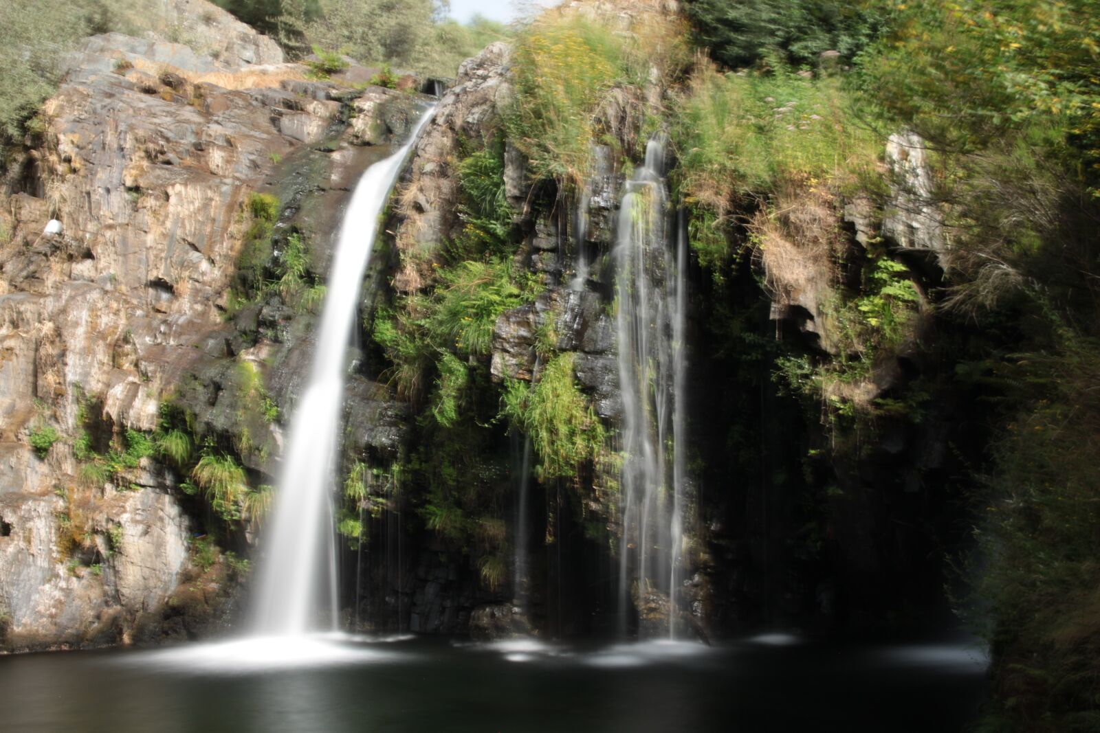 Canon EOS 500D (EOS Rebel T1i / EOS Kiss X3) sample photo. Portugal, waterfall, rock photography