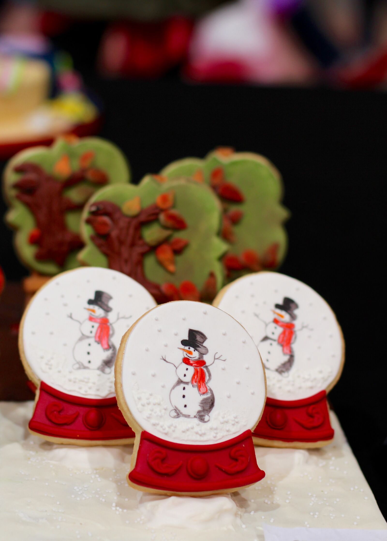 Canon EOS 600D (Rebel EOS T3i / EOS Kiss X5) + Canon EF 50mm F1.4 USM sample photo. Snowman, medallion, deco photography