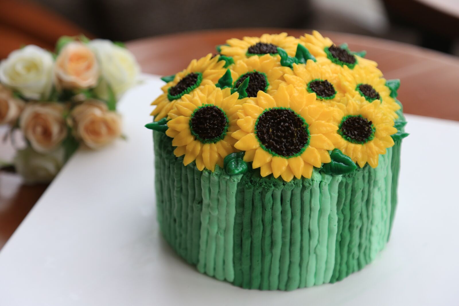 Canon EOS 6D + Canon EF 24-105mm F4L IS USM sample photo. Decorating the cake, cake photography