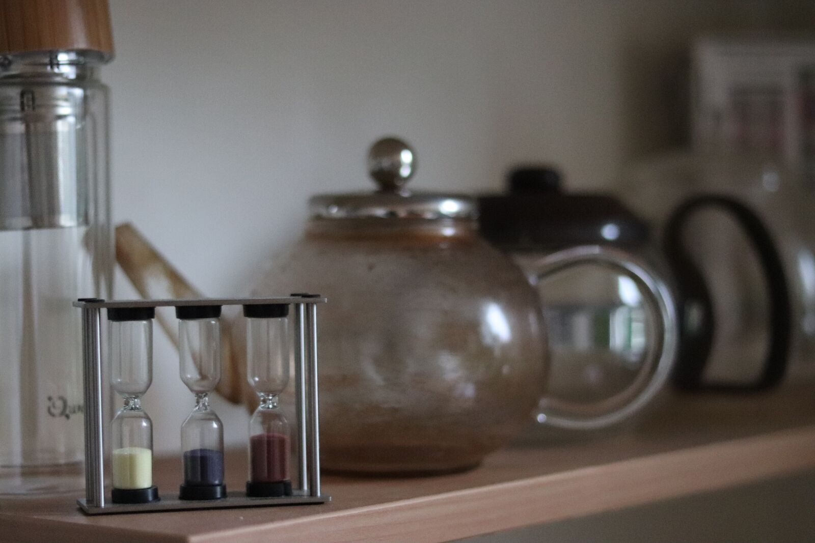 Canon EOS 77D (EOS 9000D / EOS 770D) + Canon EF 50mm F1.8 STM sample photo. Kitchen, hourglass, teapot photography