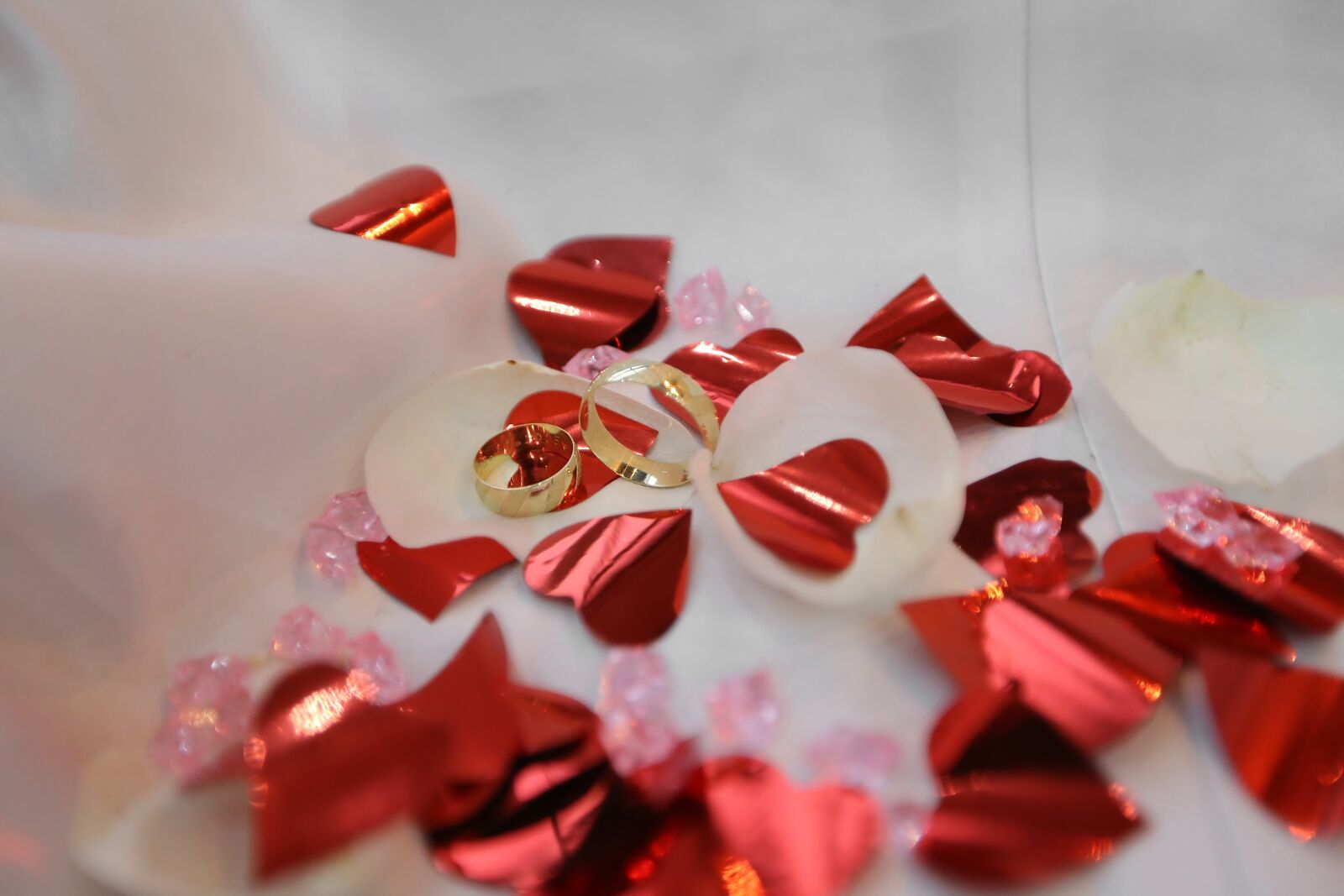 Canon EF 16-35mm F2.8L II USM sample photo. Gold, rings, hearts, love photography