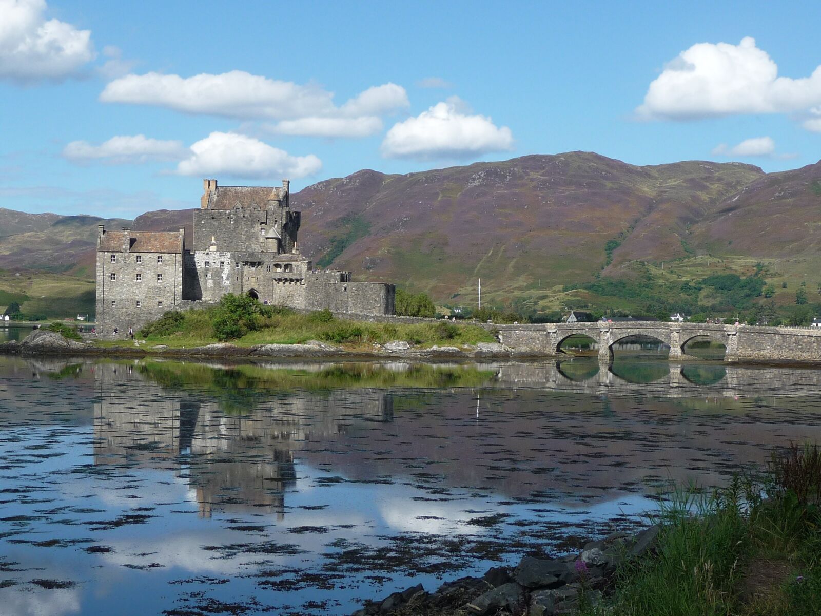 Panasonic Lumix DMC-TZ4 sample photo. Scotland, castle, water photography