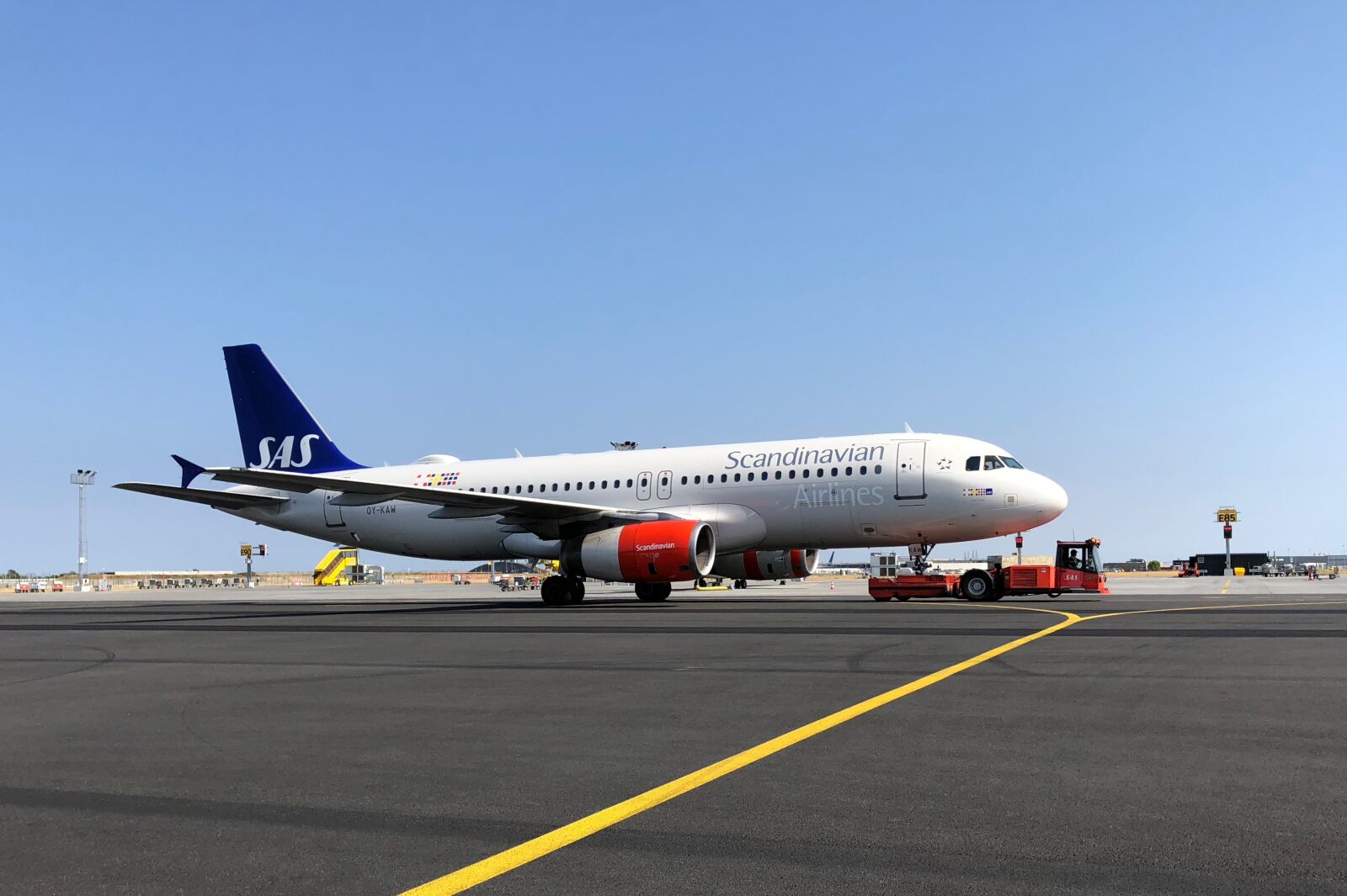 iPhone X back dual camera 4mm f/1.8 sample photo. Aircraft, airport, aviation photography