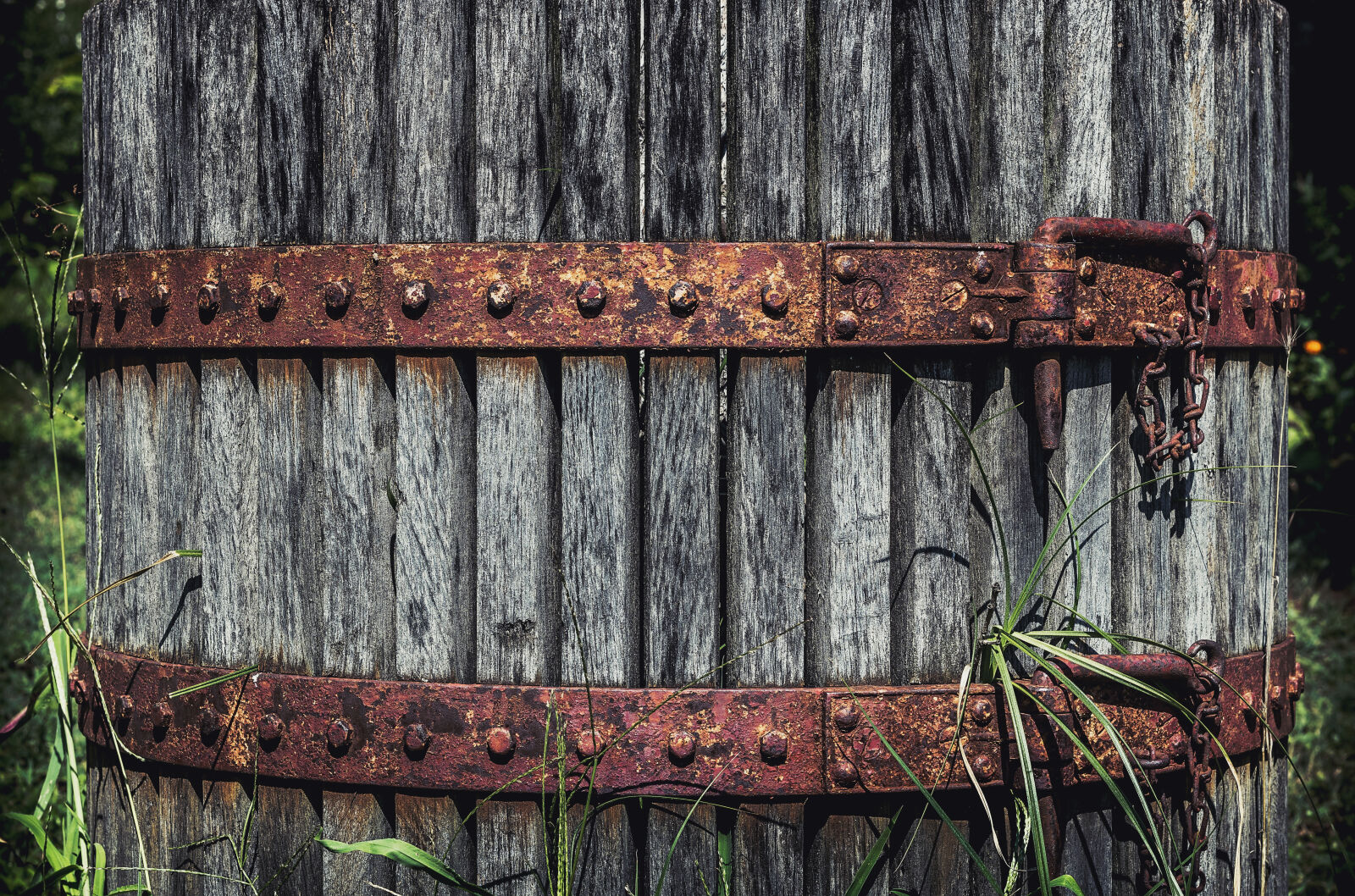 Canon EOS 750D (EOS Rebel T6i / EOS Kiss X8i) sample photo. Brown, and, gray, wooden photography
