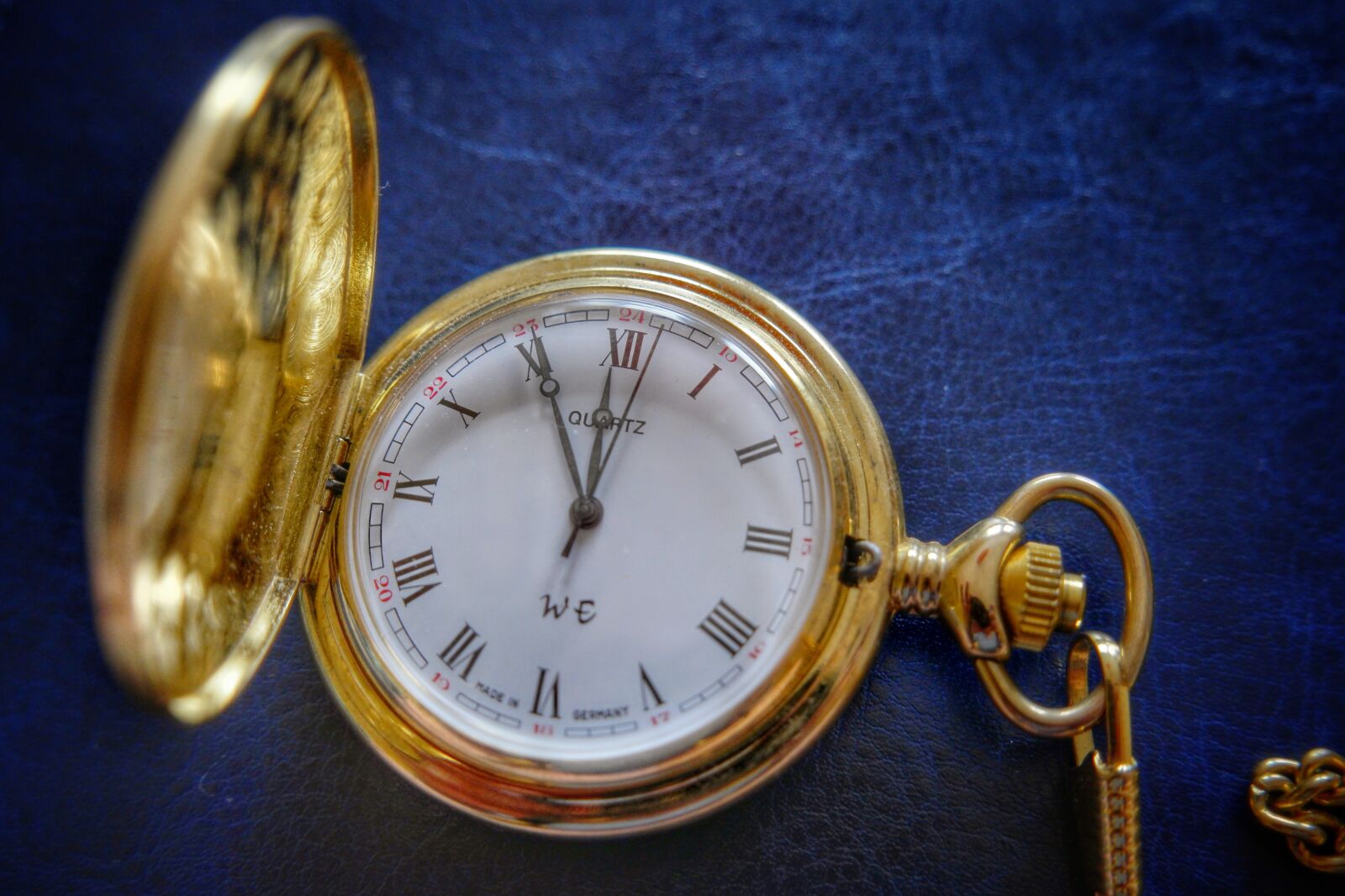 Samsung NX 16-50mm F3.5-5.6 Power Zoom ED OIS sample photo. Golden, clock, antique photography