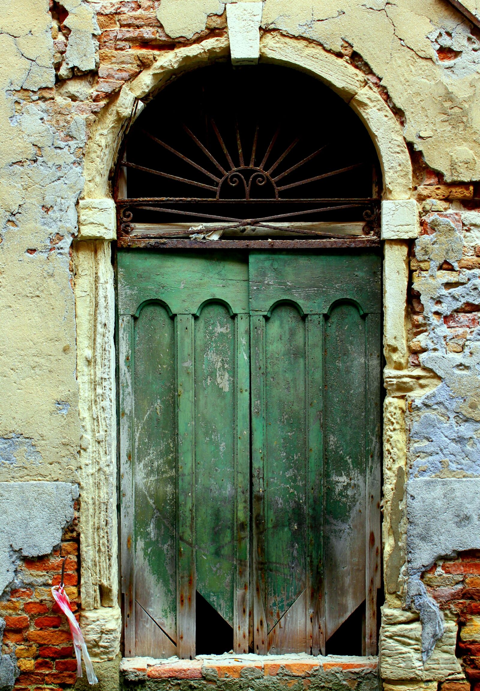 Canon EOS 550D (EOS Rebel T2i / EOS Kiss X4) sample photo. Venice, door, ancient photography