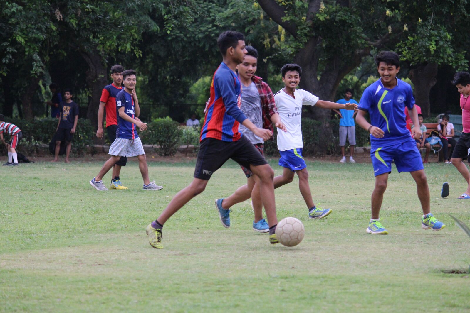 Canon EOS 700D (EOS Rebel T5i / EOS Kiss X7i) sample photo. Children, football, playing photography