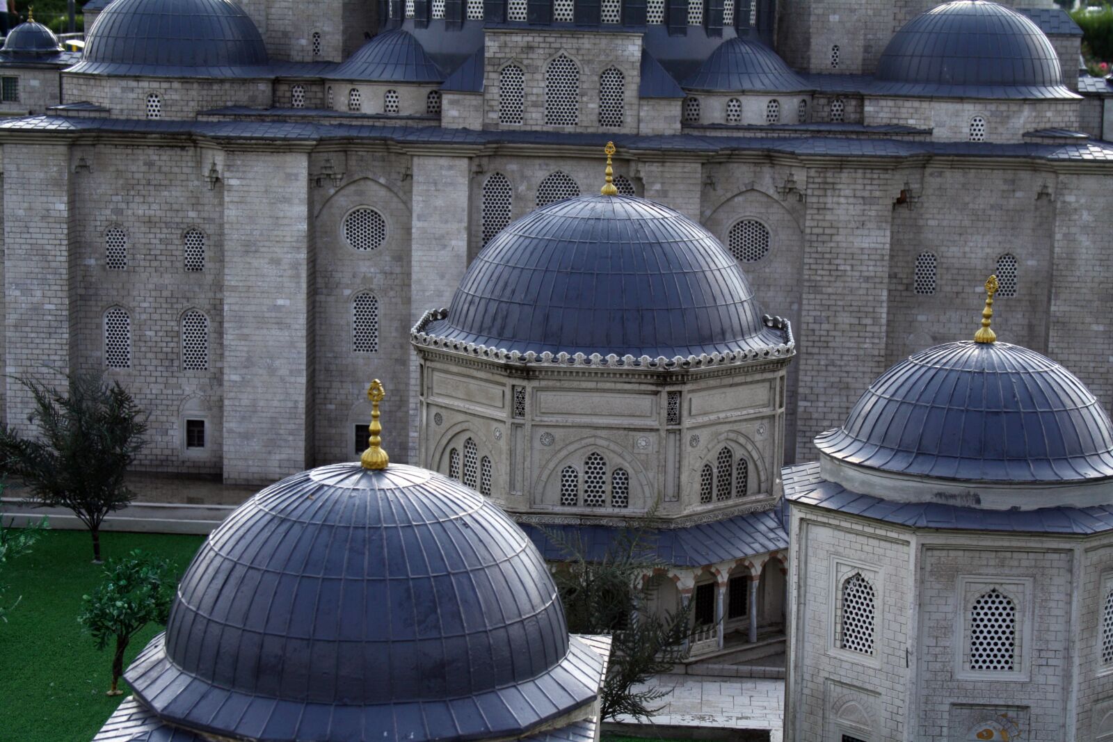 Canon EOS 1000D (EOS Digital Rebel XS / EOS Kiss F) sample photo. Architecture, religion, building photography