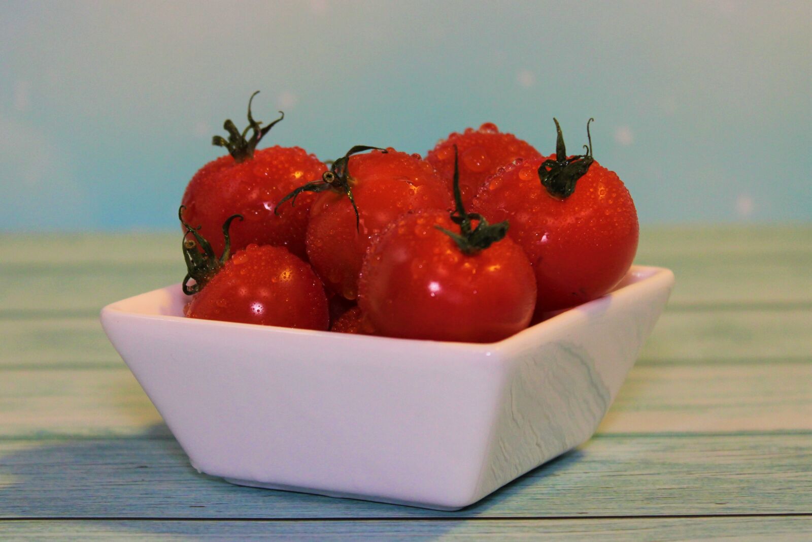 Canon EOS 2000D (EOS Rebel T7 / EOS Kiss X90 / EOS 1500D) sample photo. Red, tomatoes, vegetables photography