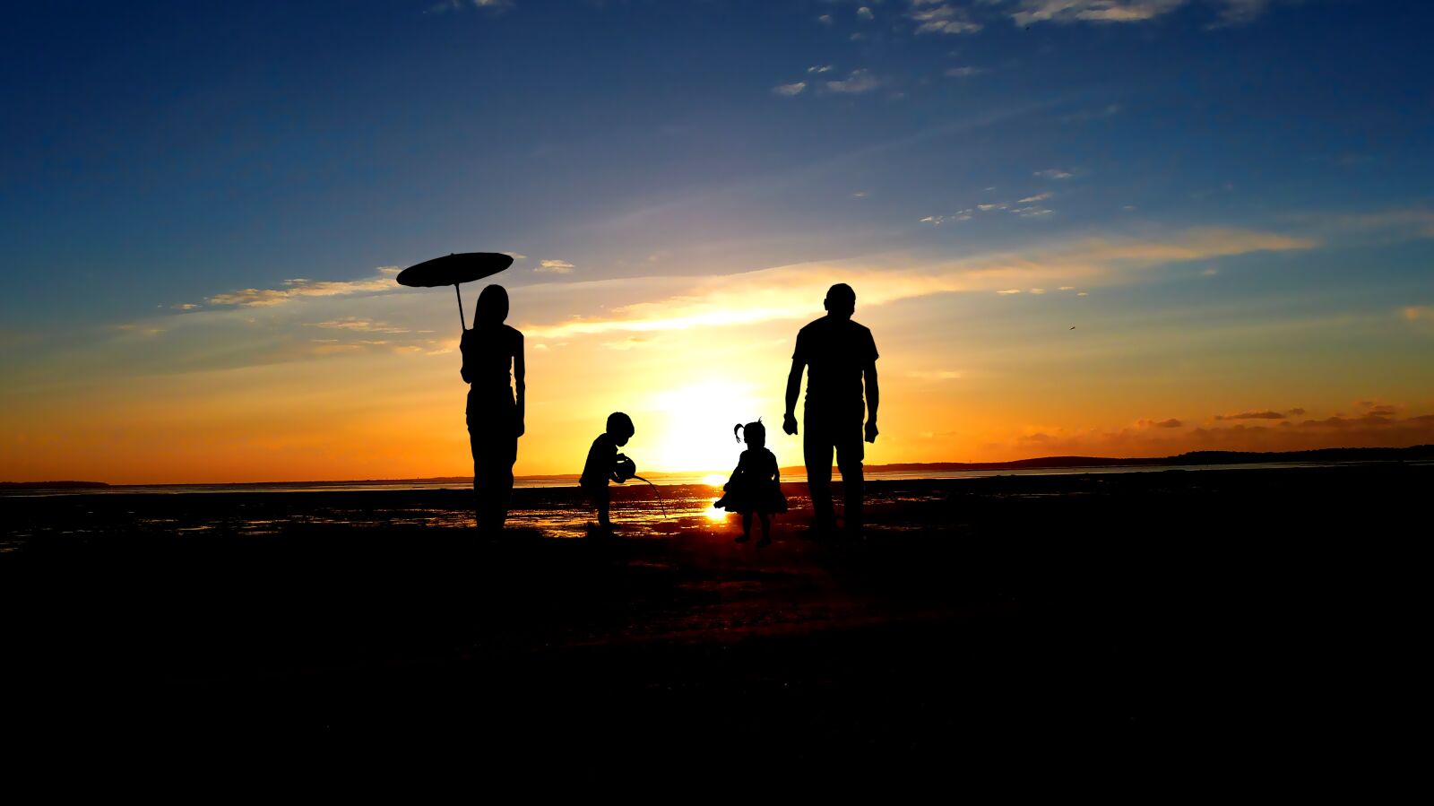 Panasonic Lumix DMC-FZ200 sample photo. Sunset, family, promenade photography