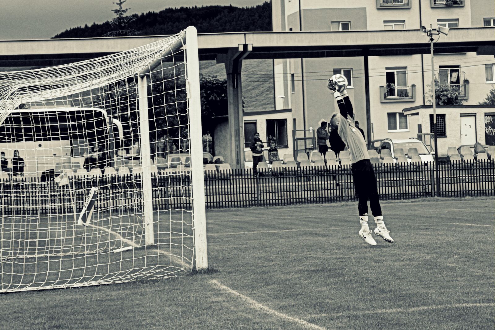 Canon EOS 1300D (EOS Rebel T6 / EOS Kiss X80) sample photo. Black and white, football photography