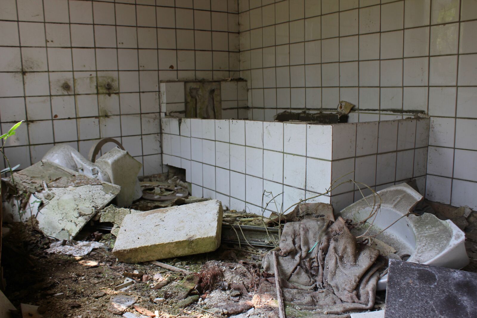 Canon EOS 550D (EOS Rebel T2i / EOS Kiss X4) sample photo. Old, bath, house photography