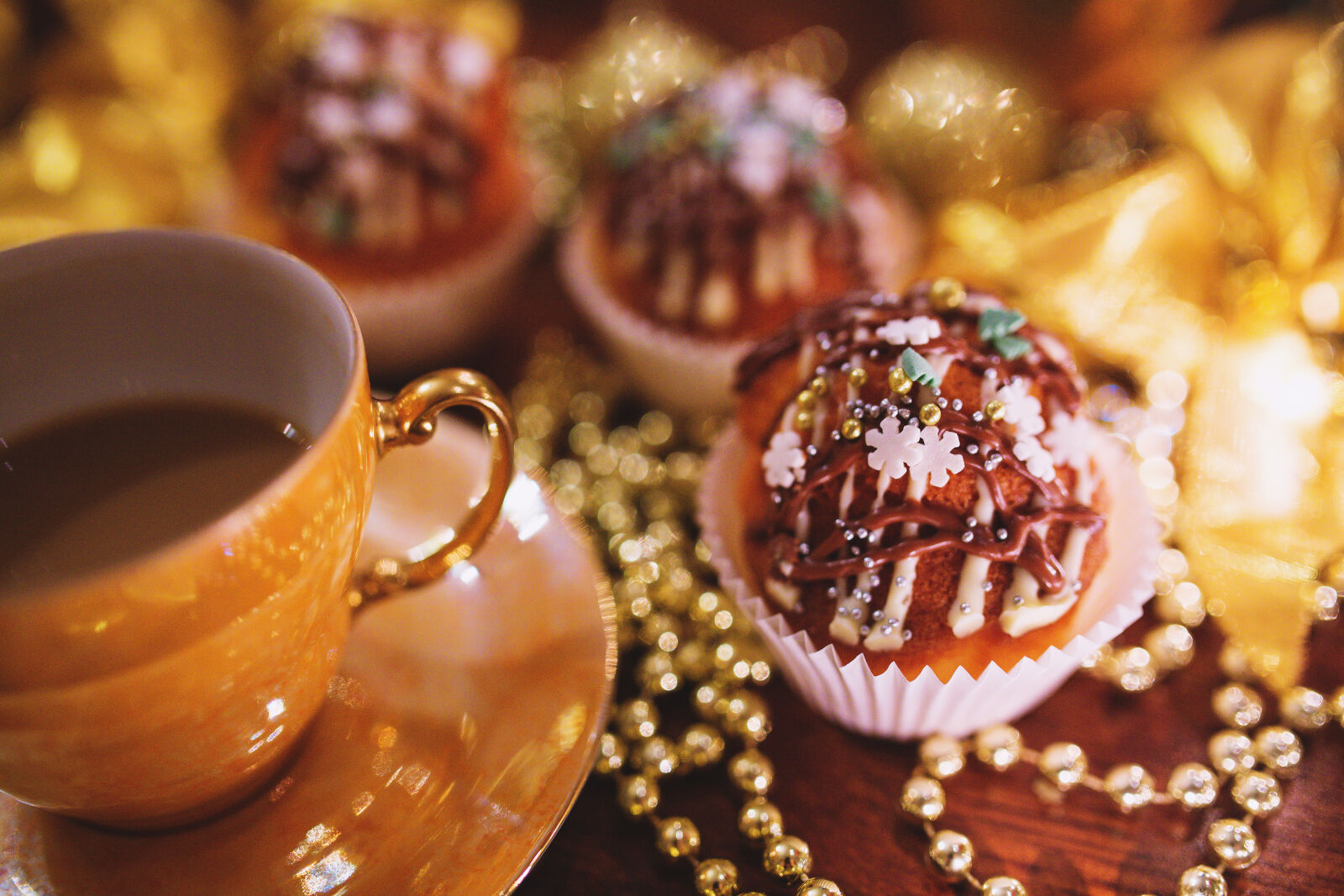 Canon EOS 6D + Sigma 35mm F1.4 DG HSM Art sample photo. Christmas, cupcake, coffee photography