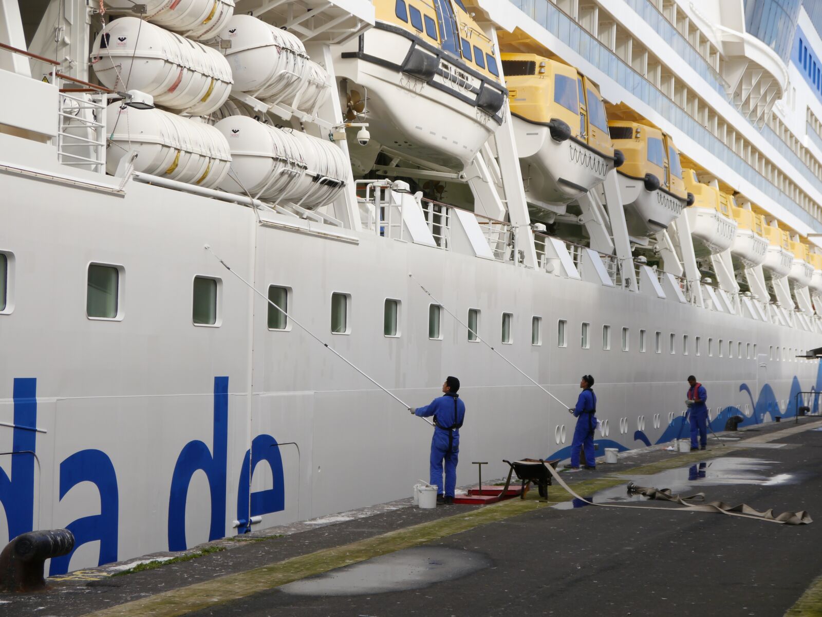 Panasonic Lumix DMC-G5 sample photo. Aida, ship, port photography
