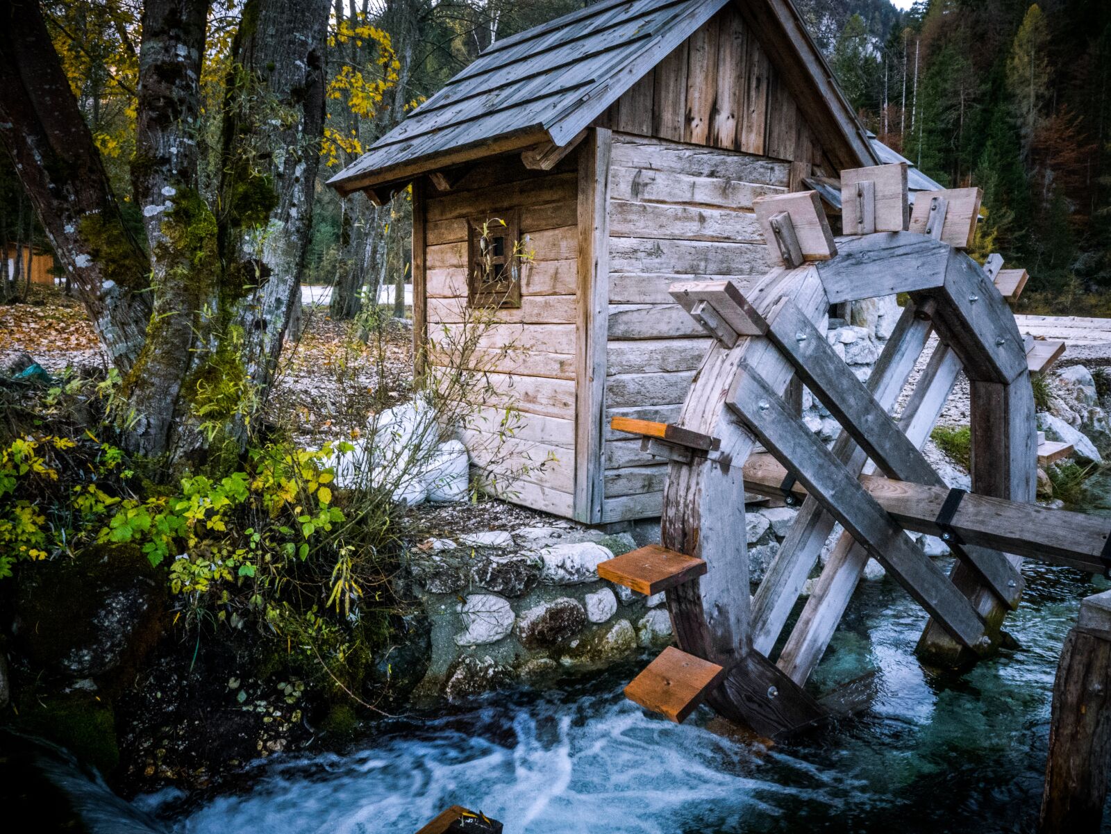 Panasonic DMC-G81 + LEICA DG SUMMILUX 15/F1.7 sample photo. Slovenia, log cabin, waterwheel photography