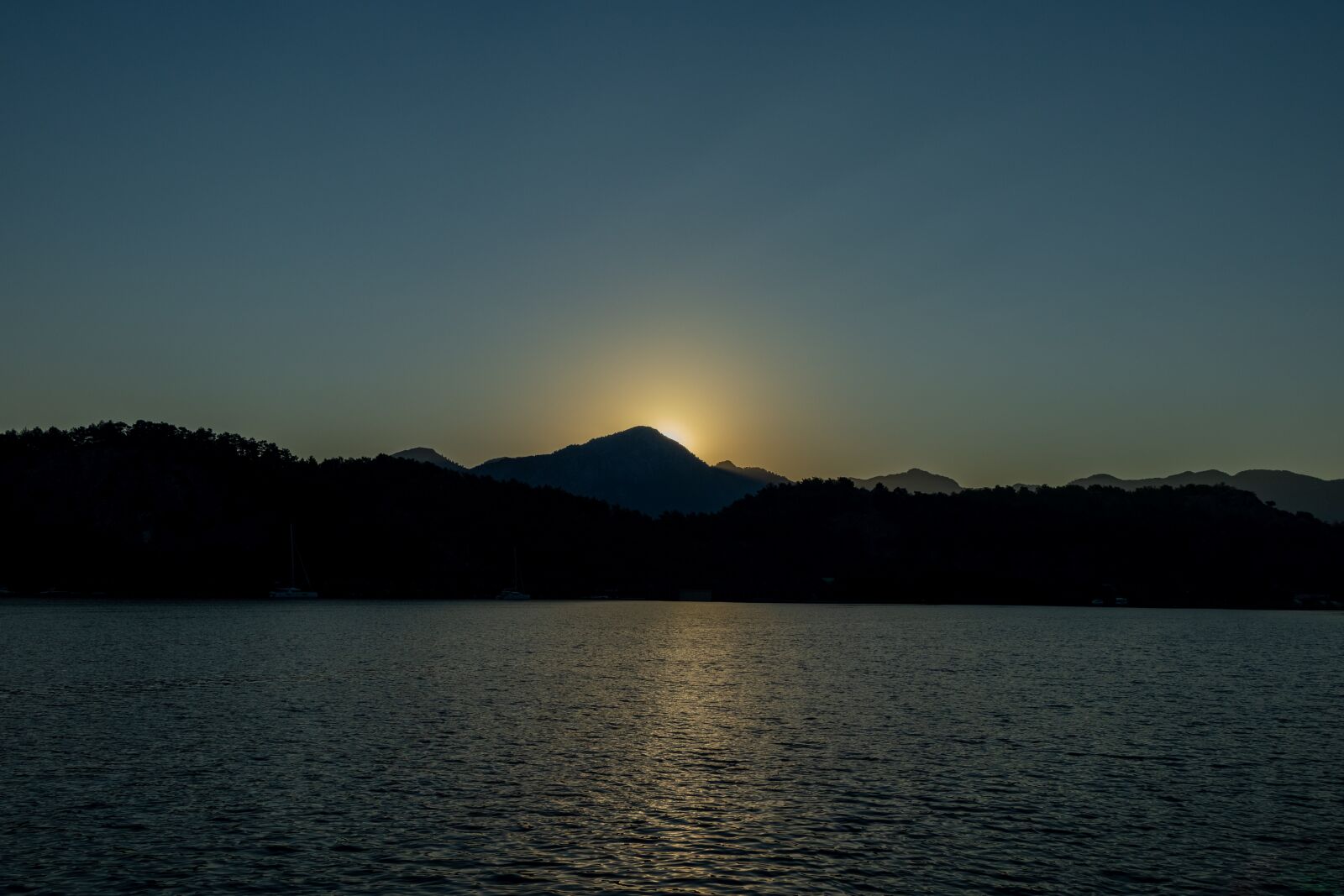 Canon EOS 250D (EOS Rebel SL3 / EOS Kiss X10 / EOS 200D II) sample photo. Silhouette, sunrise, sunset photography