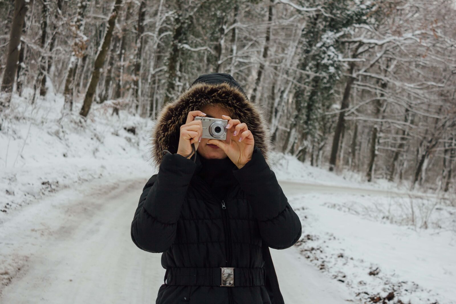 Canon EF-S 18-55mm F3.5-5.6 IS sample photo. Pretty girl, winter, photographer photography