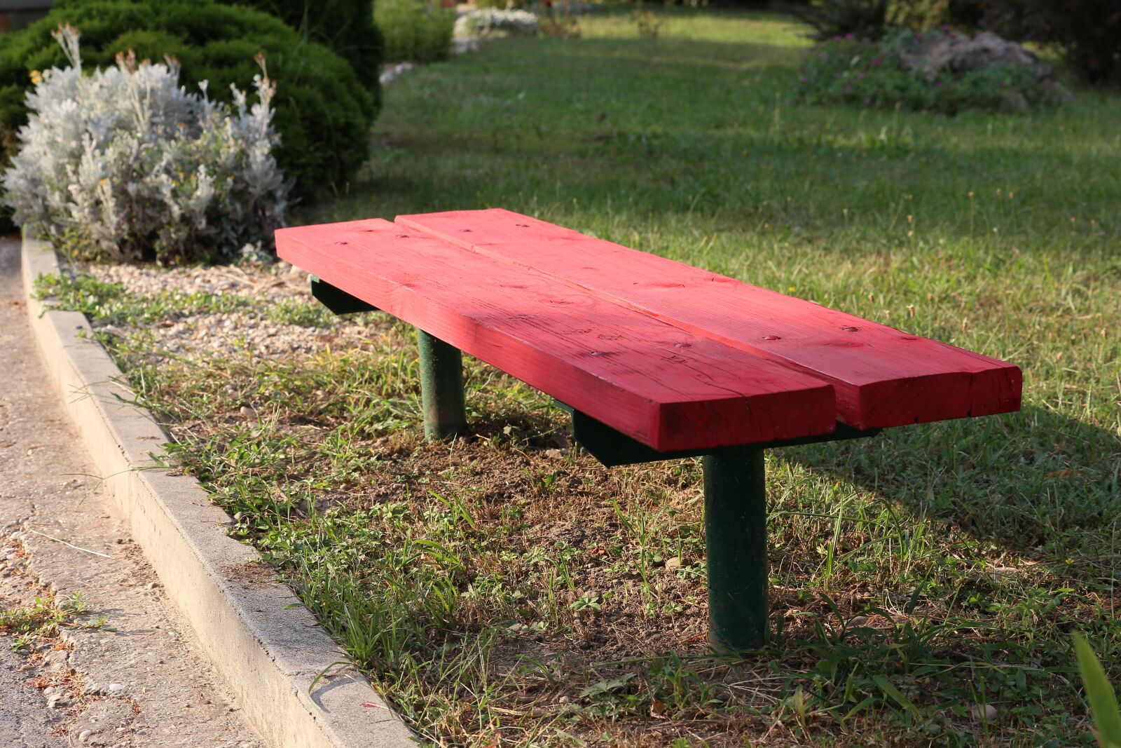 Canon EF 70-300 F4-5.6 IS II USM sample photo. Red bench, park, green photography