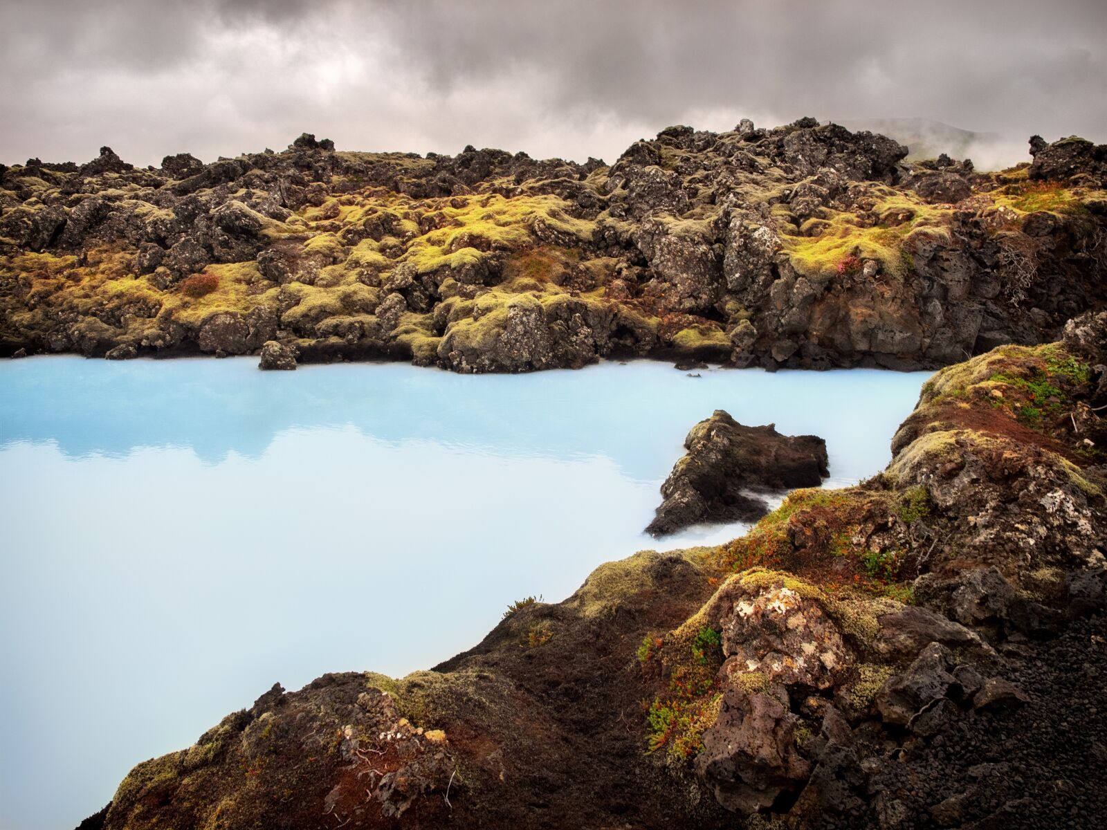 Olympus OM-D E-M1 + Olympus M.Zuiko Digital ED 12-40mm F2.8 Pro sample photo. Iceland, moss, rock photography
