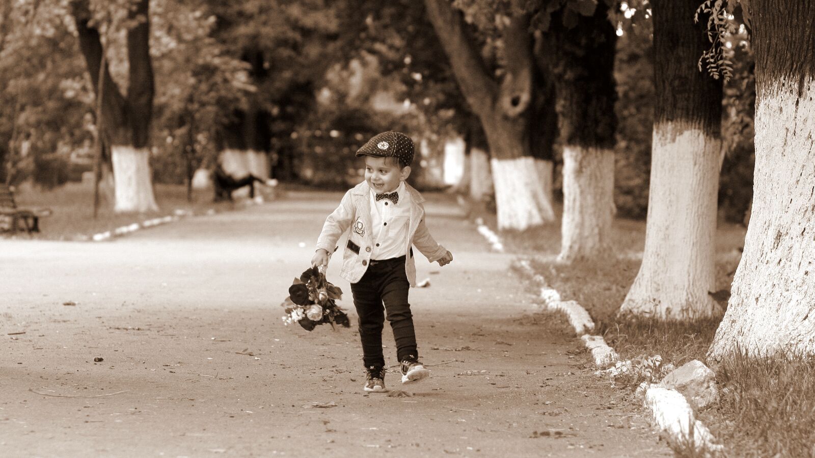 Canon EOS 450D (EOS Rebel XSi / EOS Kiss X2) sample photo. Boy, child, bouquet photography