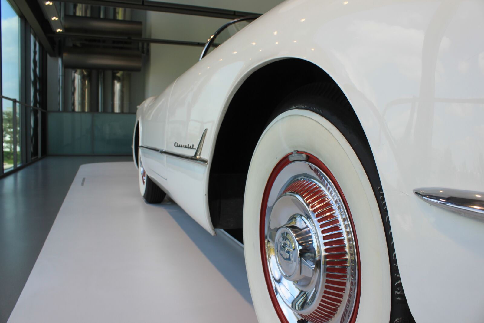 Canon EOS 500D (EOS Rebel T1i / EOS Kiss X3) sample photo. White band tyres, oldtimer photography
