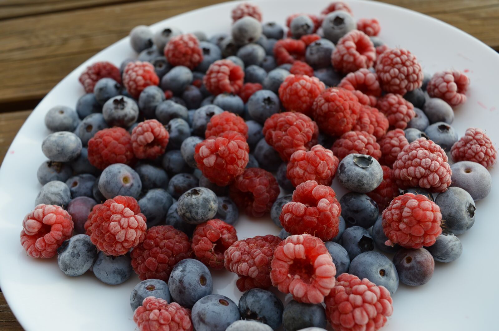 Nikon D3200 sample photo. Raspberries, blueberries, berries photography