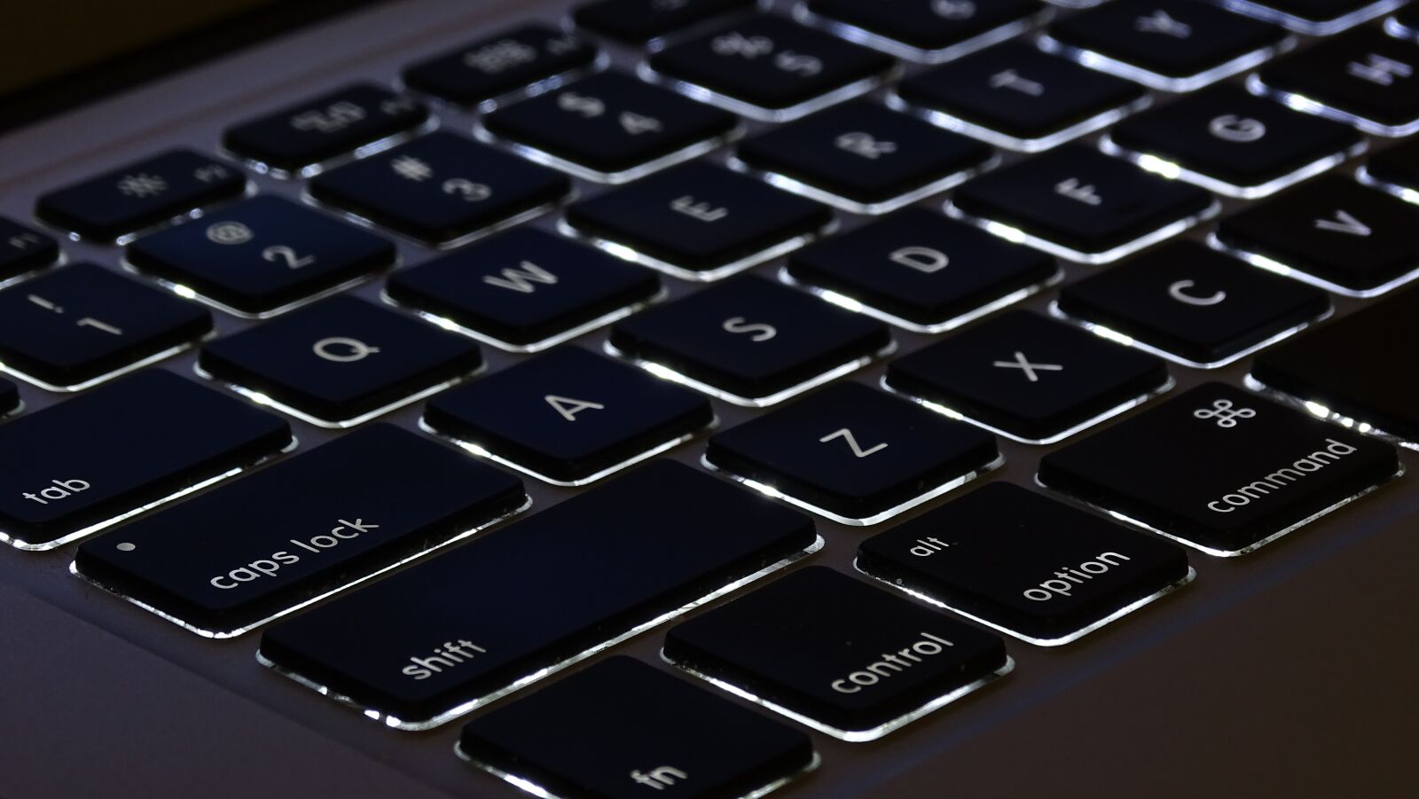 Sony Cyber-shot DSC-HX400V sample photo. Macbook, keyboard, lighting photography