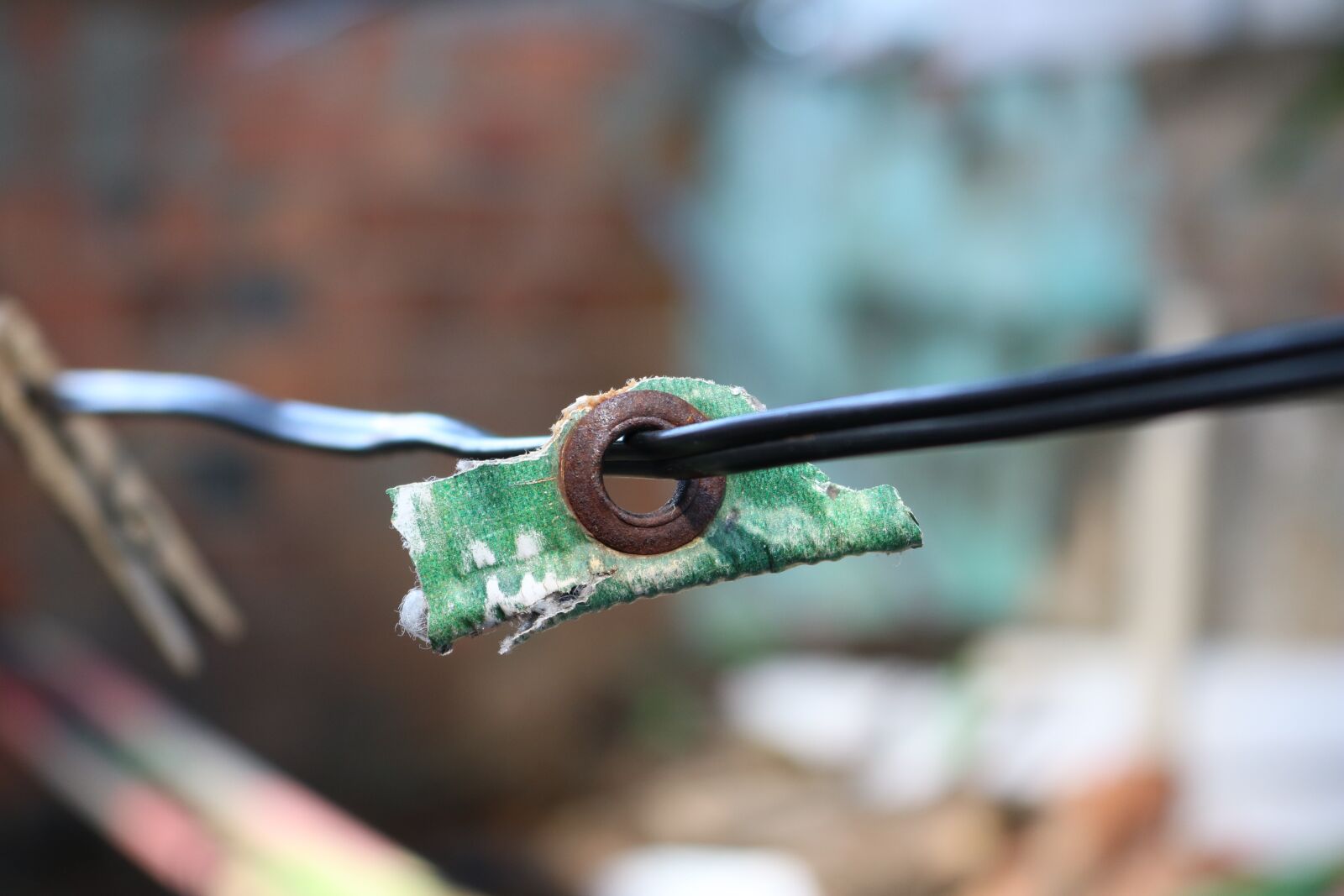 Canon EOS 750D (EOS Rebel T6i / EOS Kiss X8i) sample photo. Rust, wire, canvas photography