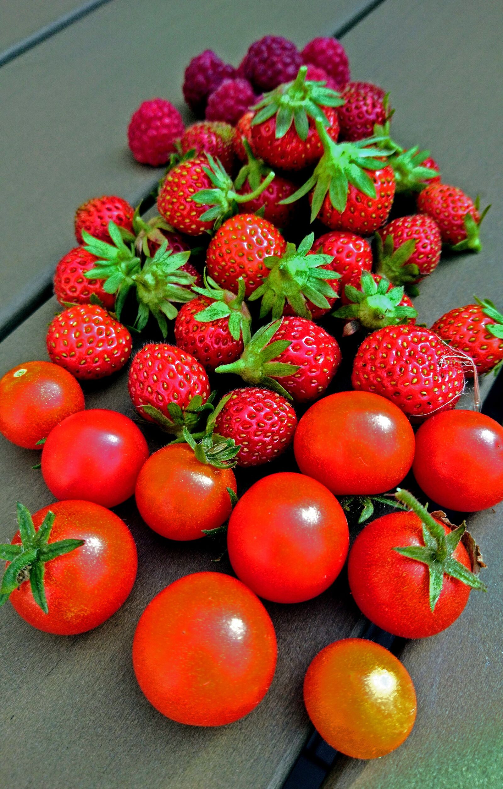 Sony Xperia X Compact sample photo. Raspberry, strawberry, tomato photography