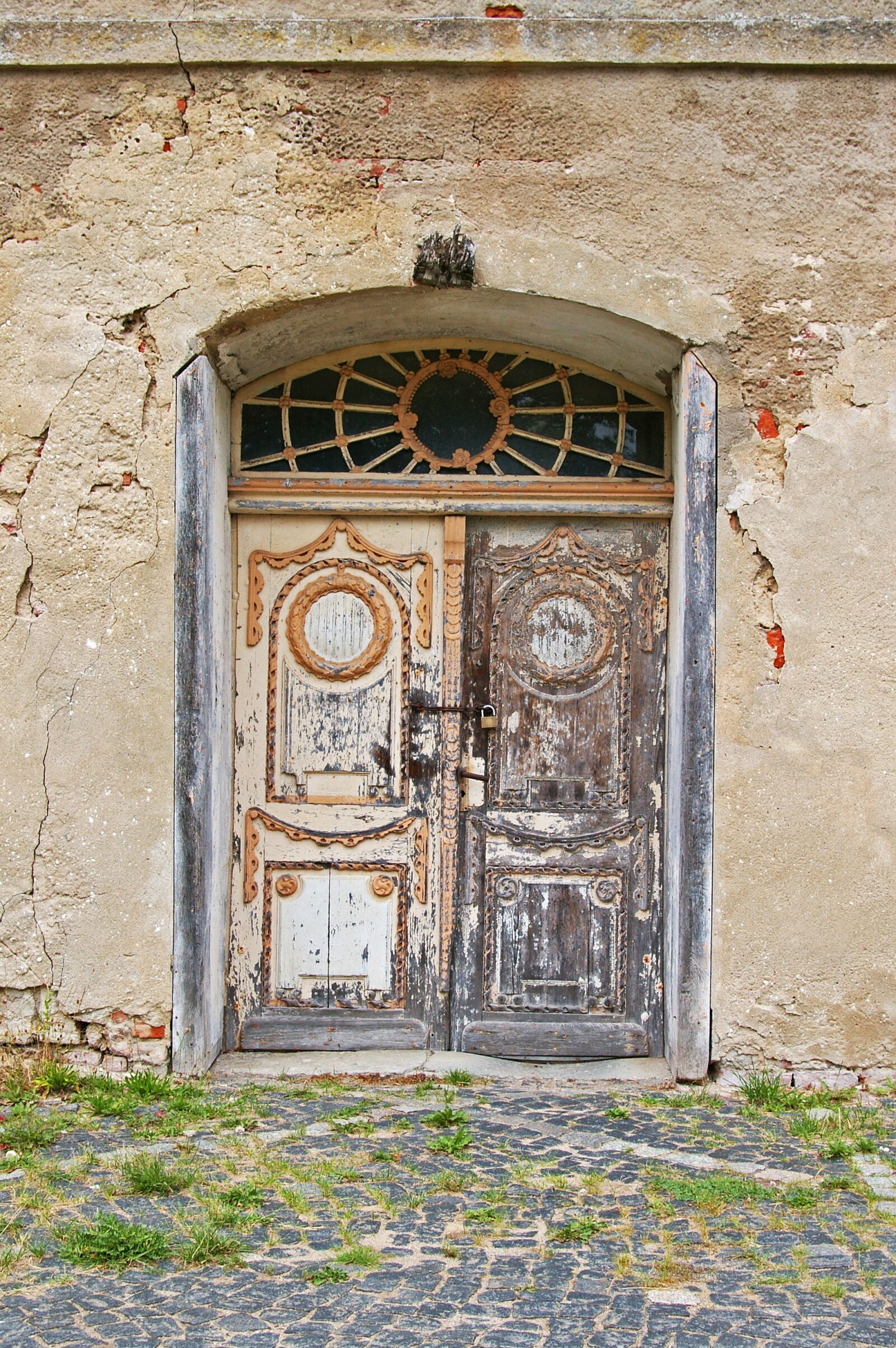 Pentax *ist DL2 sample photo. Entrance door, old entrance photography