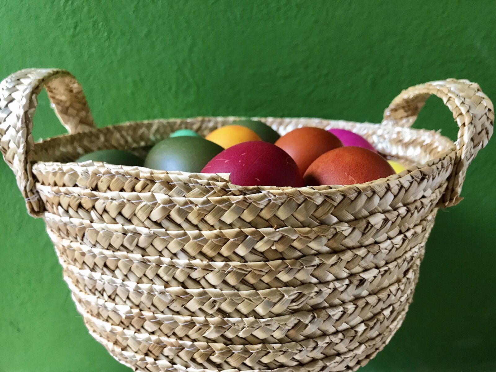 iPhone 7 back camera 3.99mm f/1.8 sample photo. Easter eggs, osterkorb, easter photography