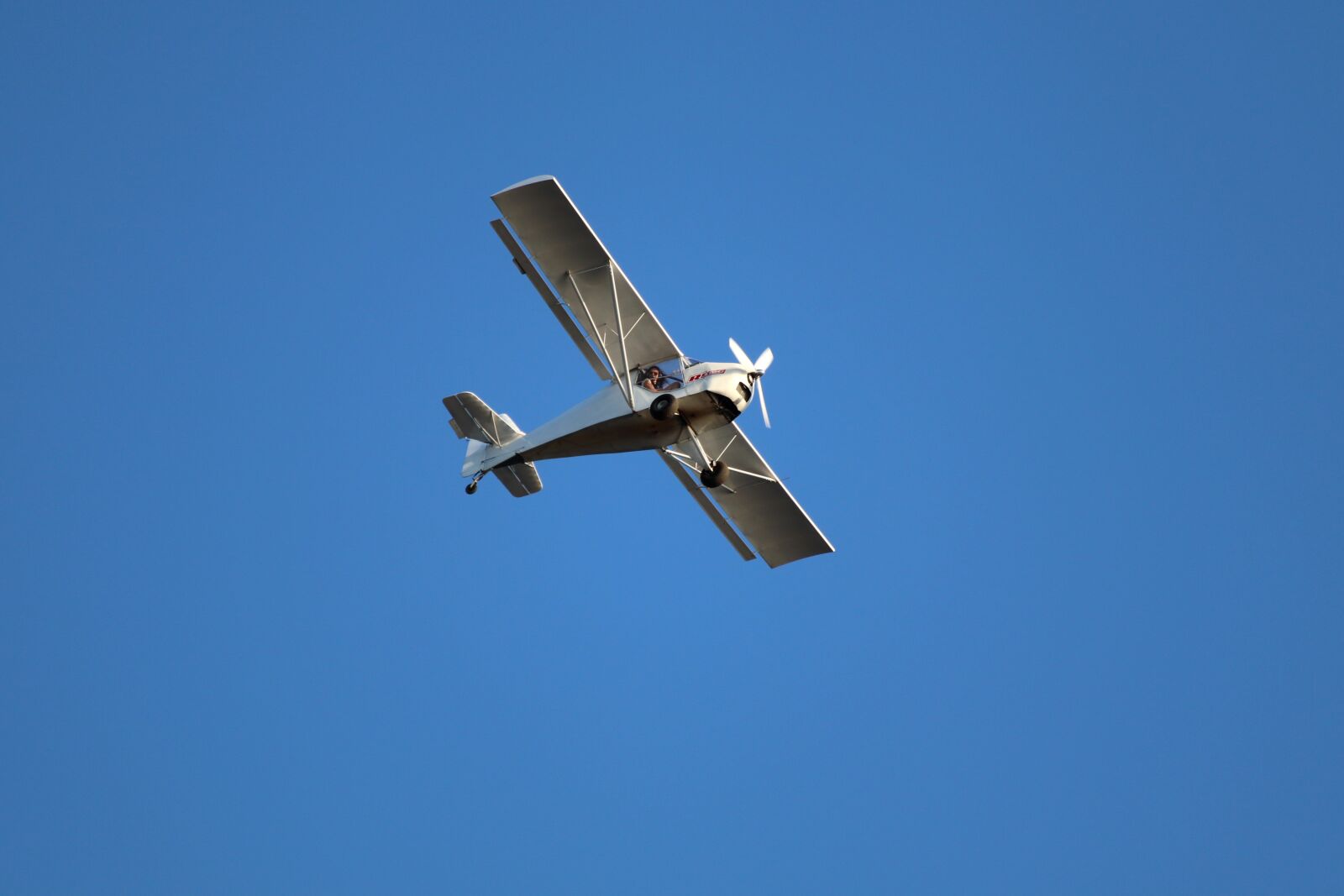 Canon EOS 200D (EOS Rebel SL2 / EOS Kiss X9) sample photo. Aircraft, flying, propeller photography