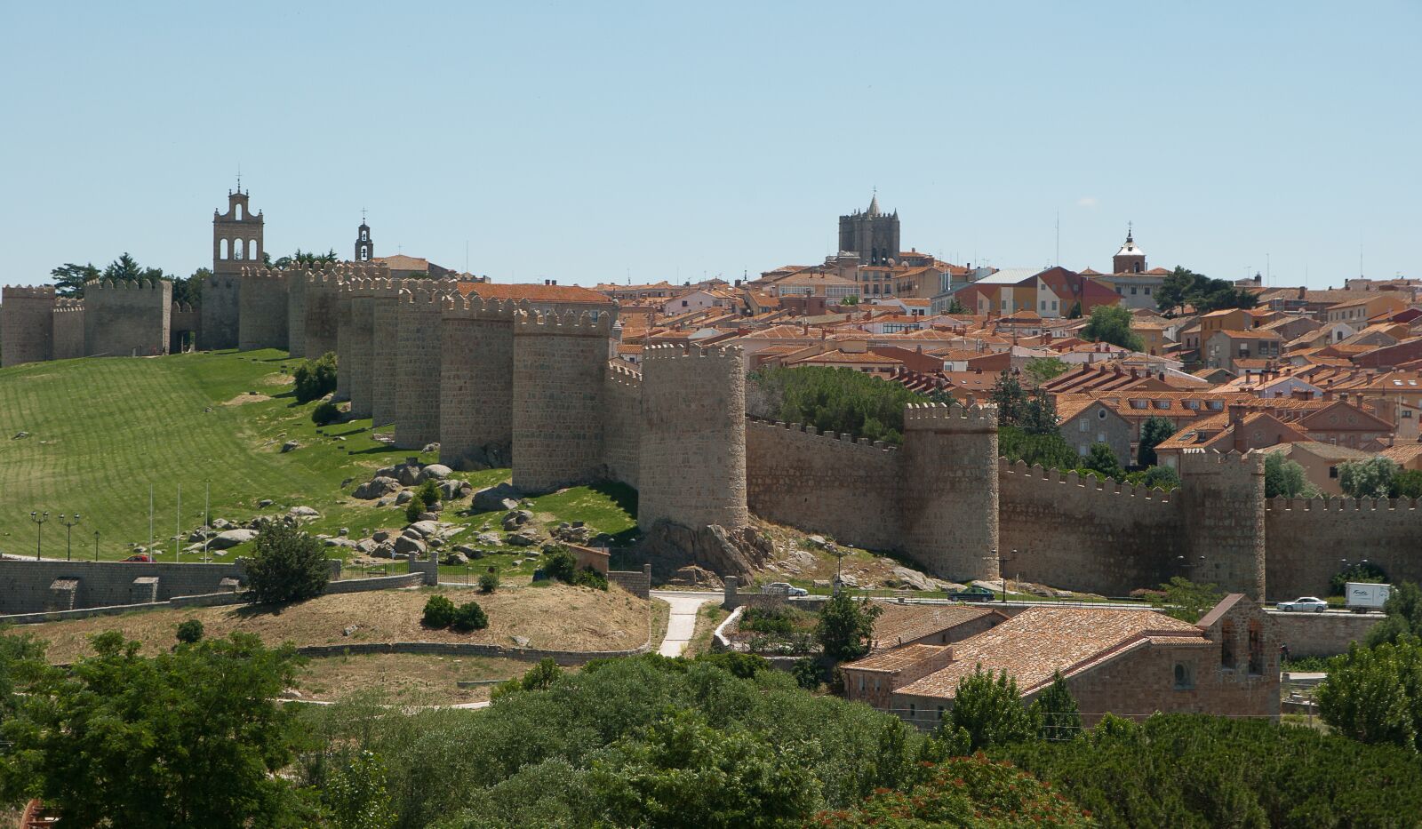 Pentax K10D sample photo. Spain, avila, ramparts photography