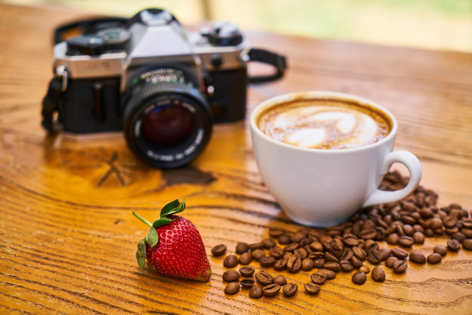 Sony a7R II sample photo. Latte, strawberry, the drink photography