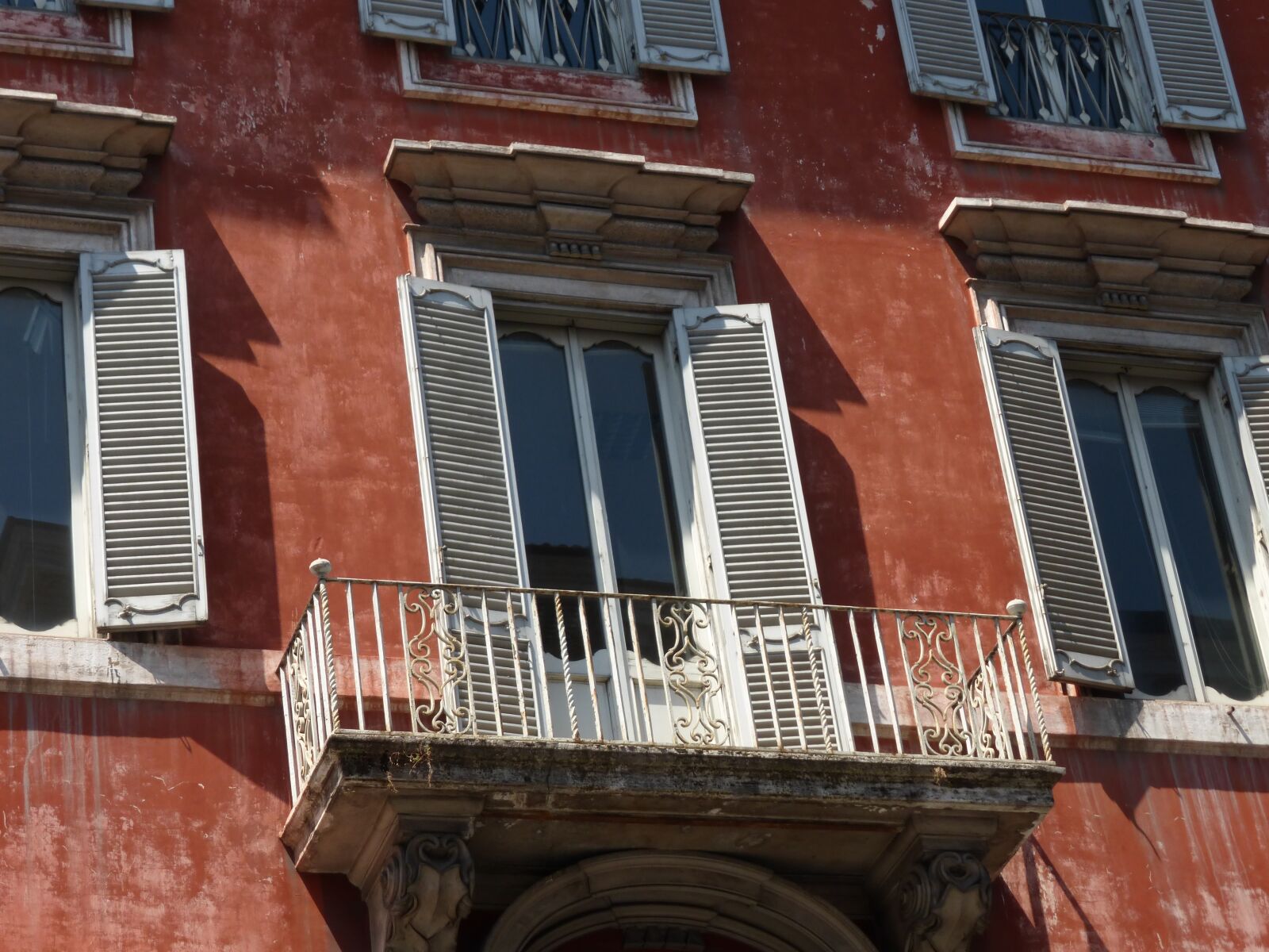 Panasonic Lumix DMC-ZS25 (Lumix DMC-TZ35) sample photo. Rome, windows, balcony photography