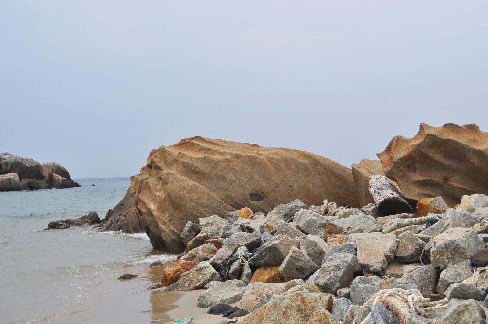 Nikon D5000 sample photo. Rock, beach, sea photography