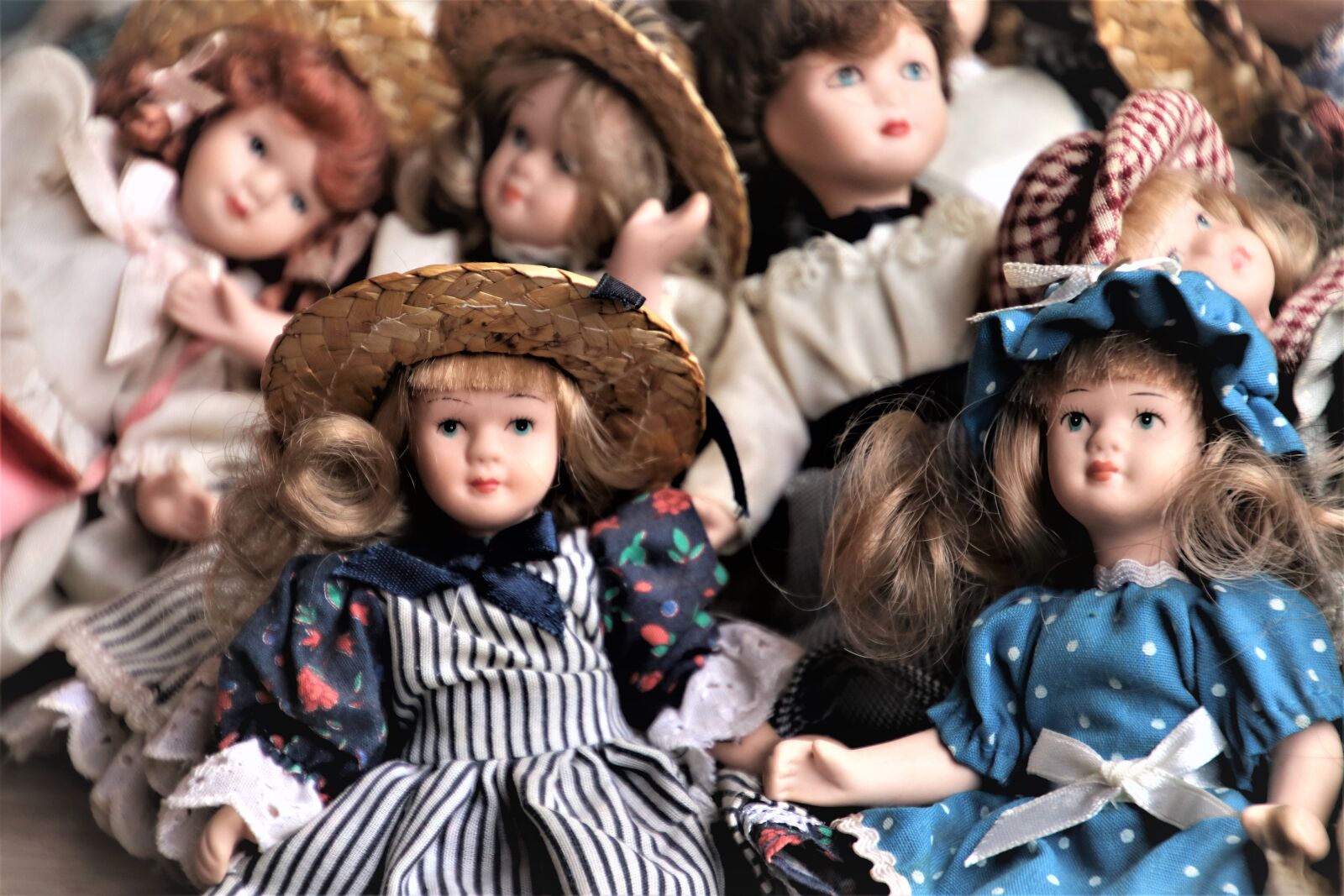 Canon EOS 80D sample photo. Porcelain dolls, retro, accessories photography