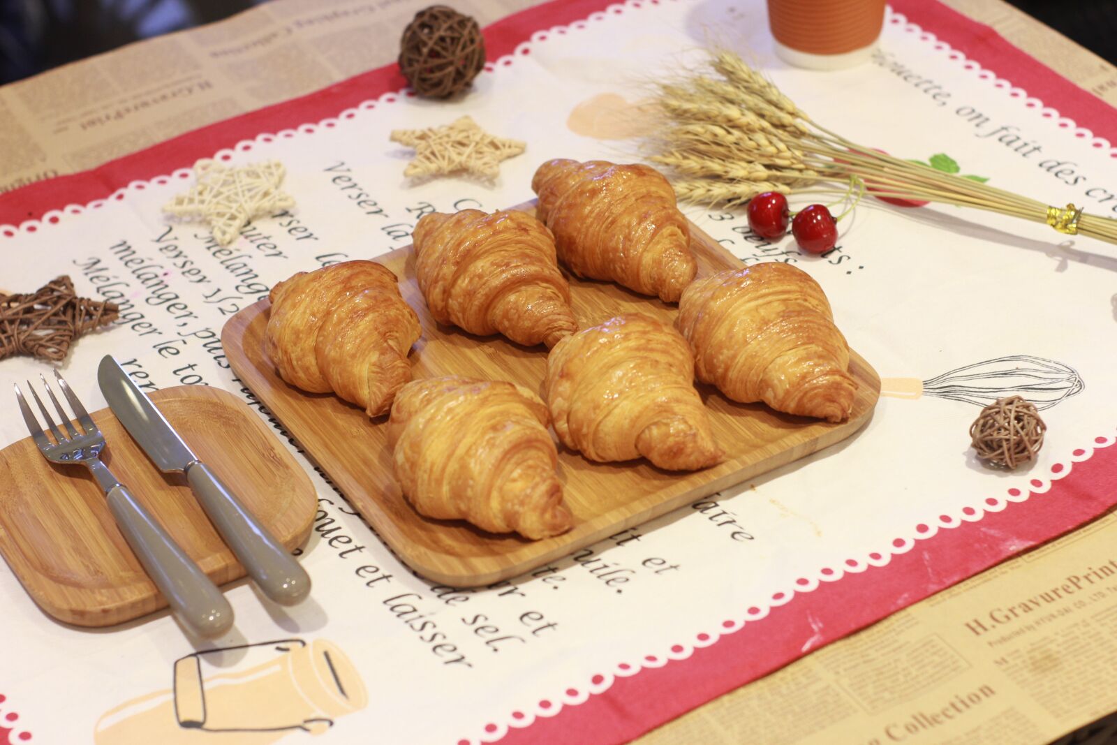 Canon EOS 60D sample photo. Tableware, bread, golden horn photography