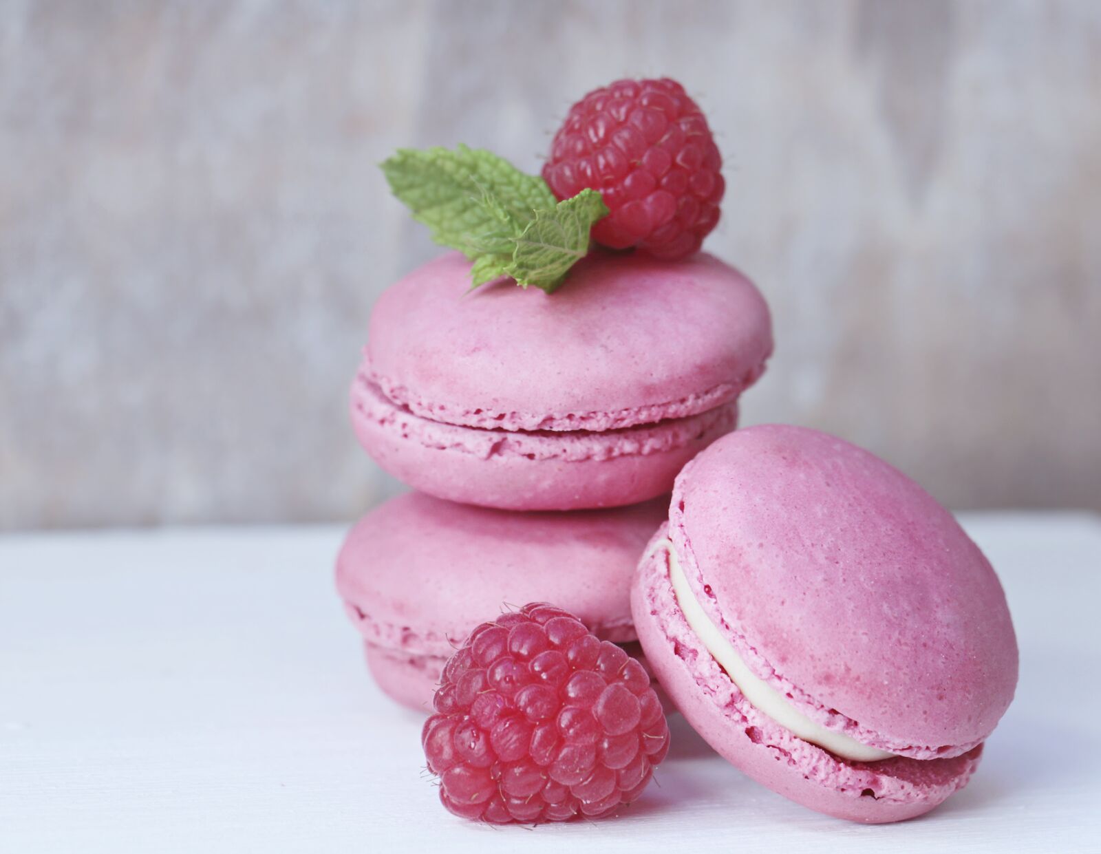 Canon EOS 100D (EOS Rebel SL1 / EOS Kiss X7) sample photo. Macarons, raspberries, mint photography