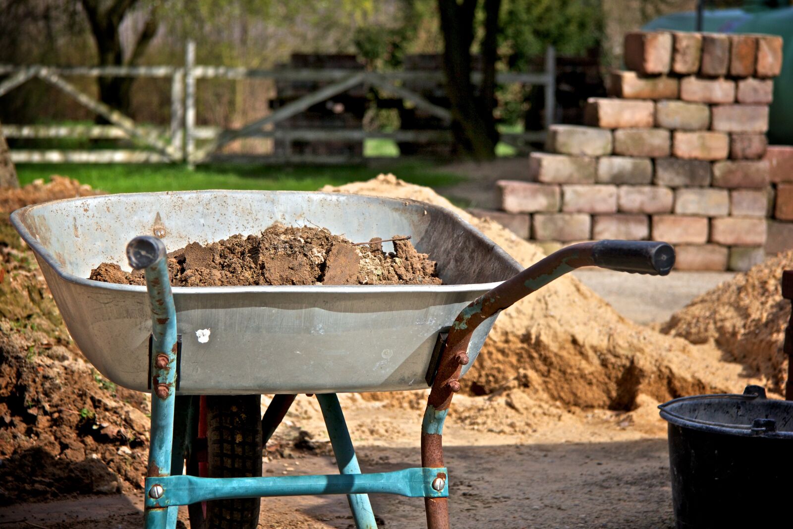 Canon EF-S 17-85mm F4-5.6 IS USM sample photo. Nature, wood, wheelbarrow photography