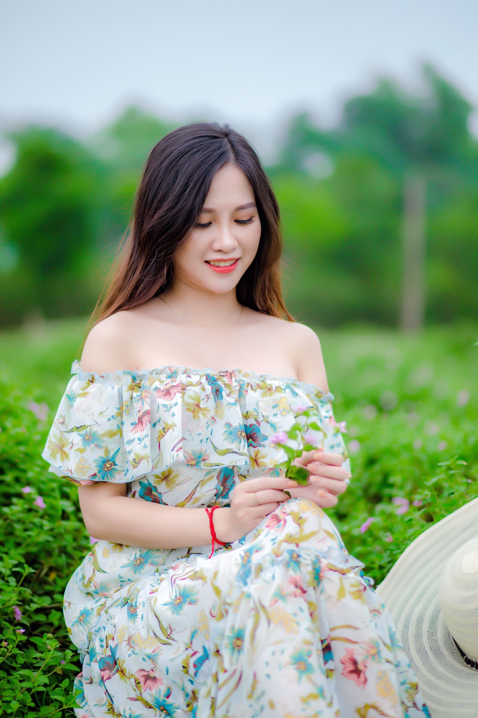 Canon EF 85mm F1.8 USM sample photo. Girl, field of flowers photography
