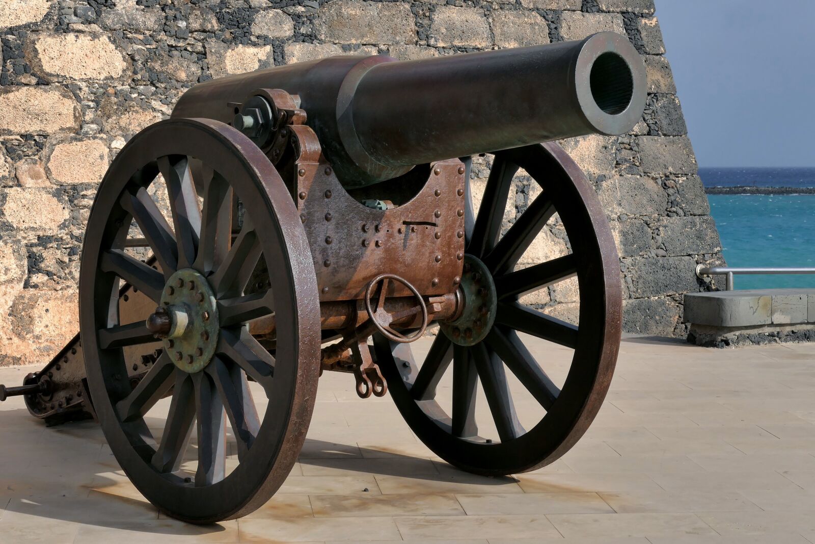 Panasonic Lumix DMC-FZ1000 sample photo. Cannon, the barrel, tow photography