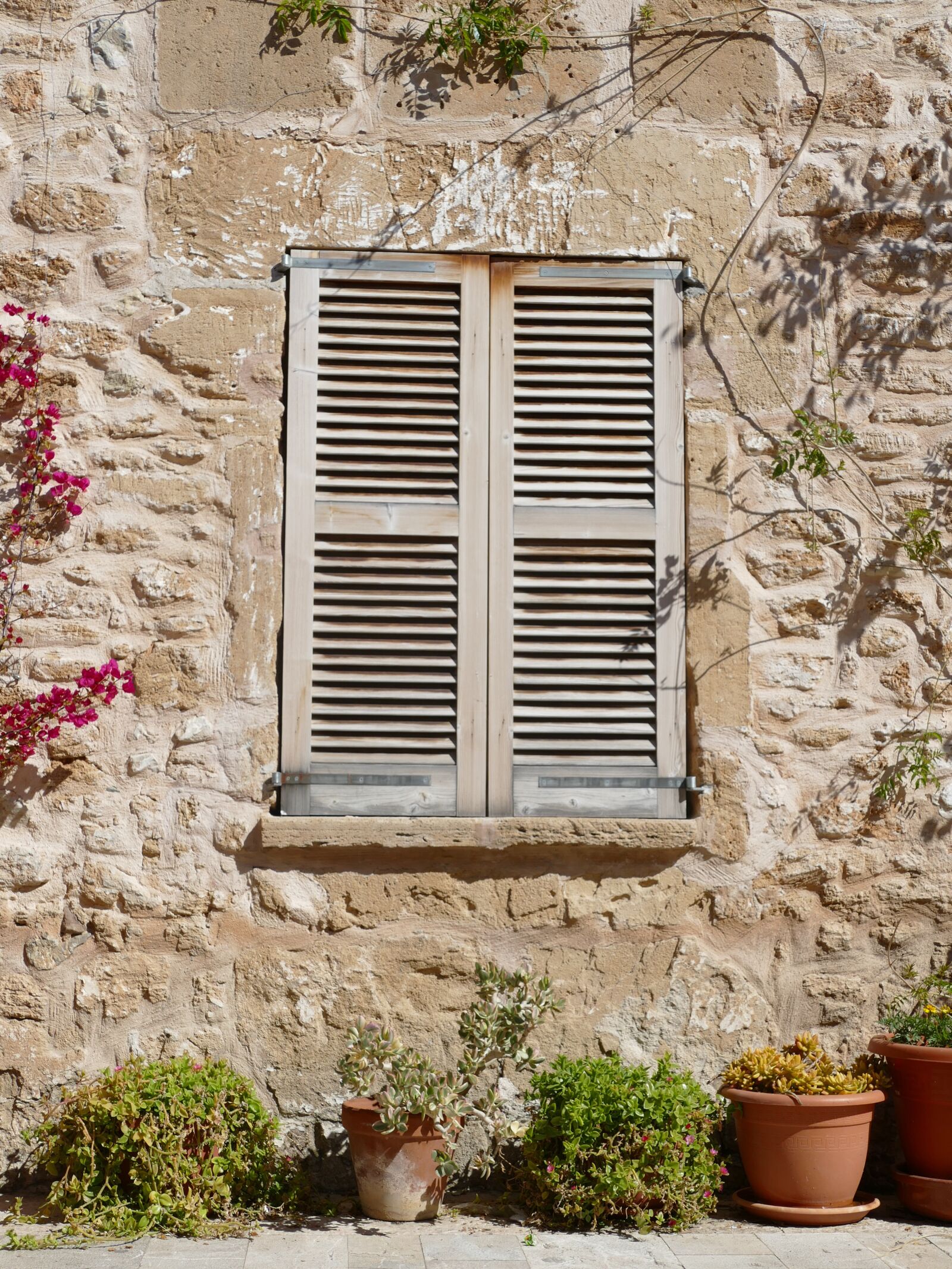 Panasonic Lumix DMC-FZ1000 sample photo. Window, house, hauswand photography