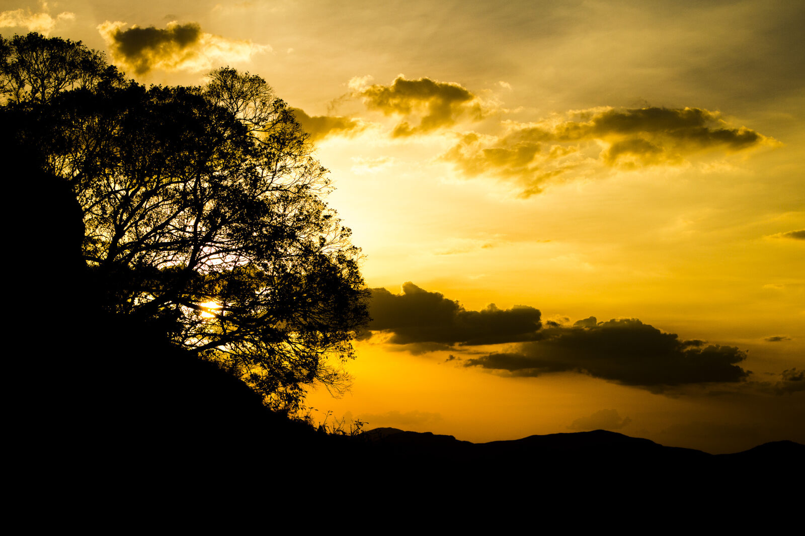 Canon EOS 700D (EOS Rebel T5i / EOS Kiss X7i) sample photo. Backlit, clouds, dark, dawn photography