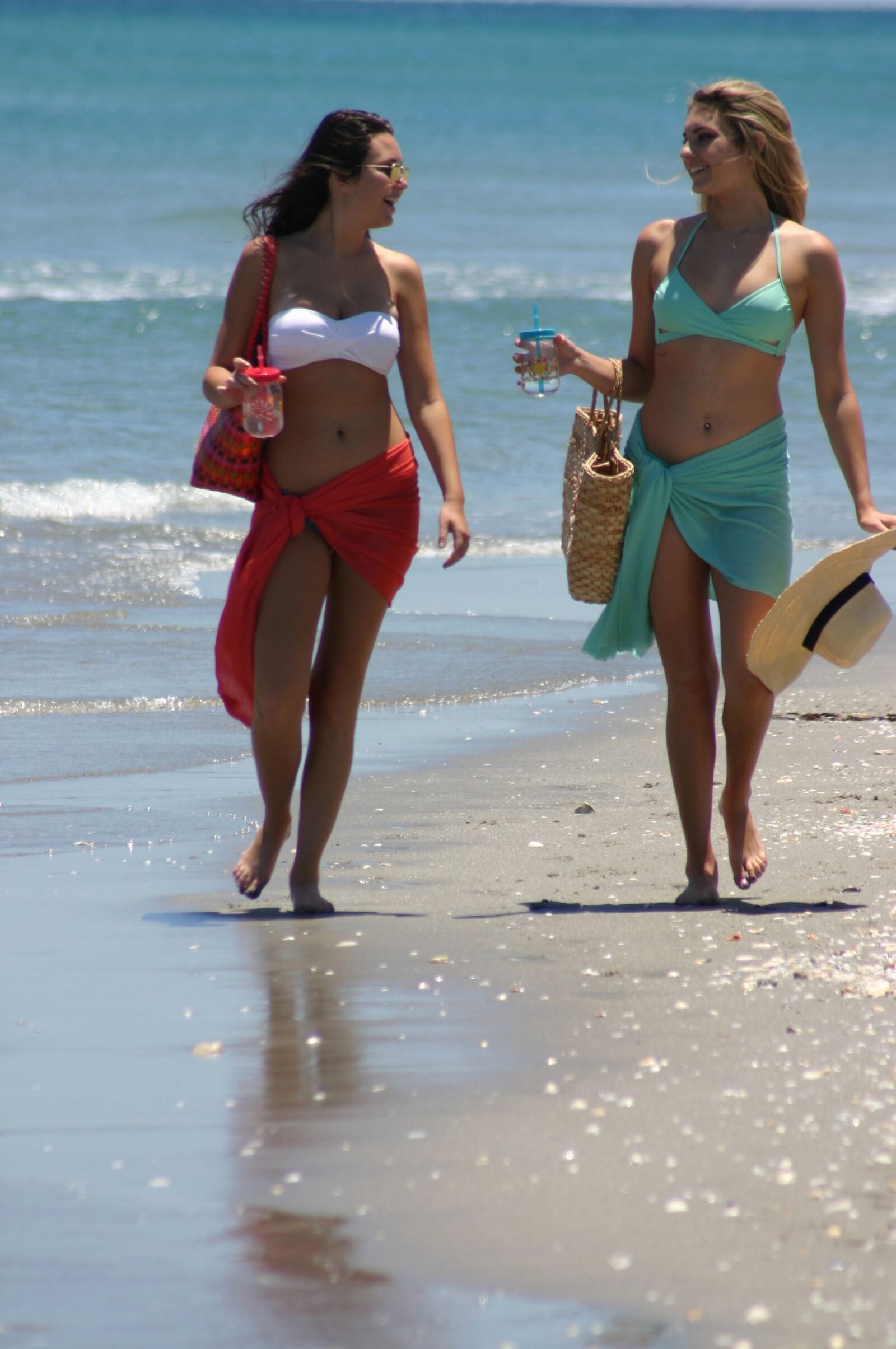 Canon EOS 300D (EOS Digital Rebel / EOS Kiss Digital) sample photo. Girls, walking, beach photography