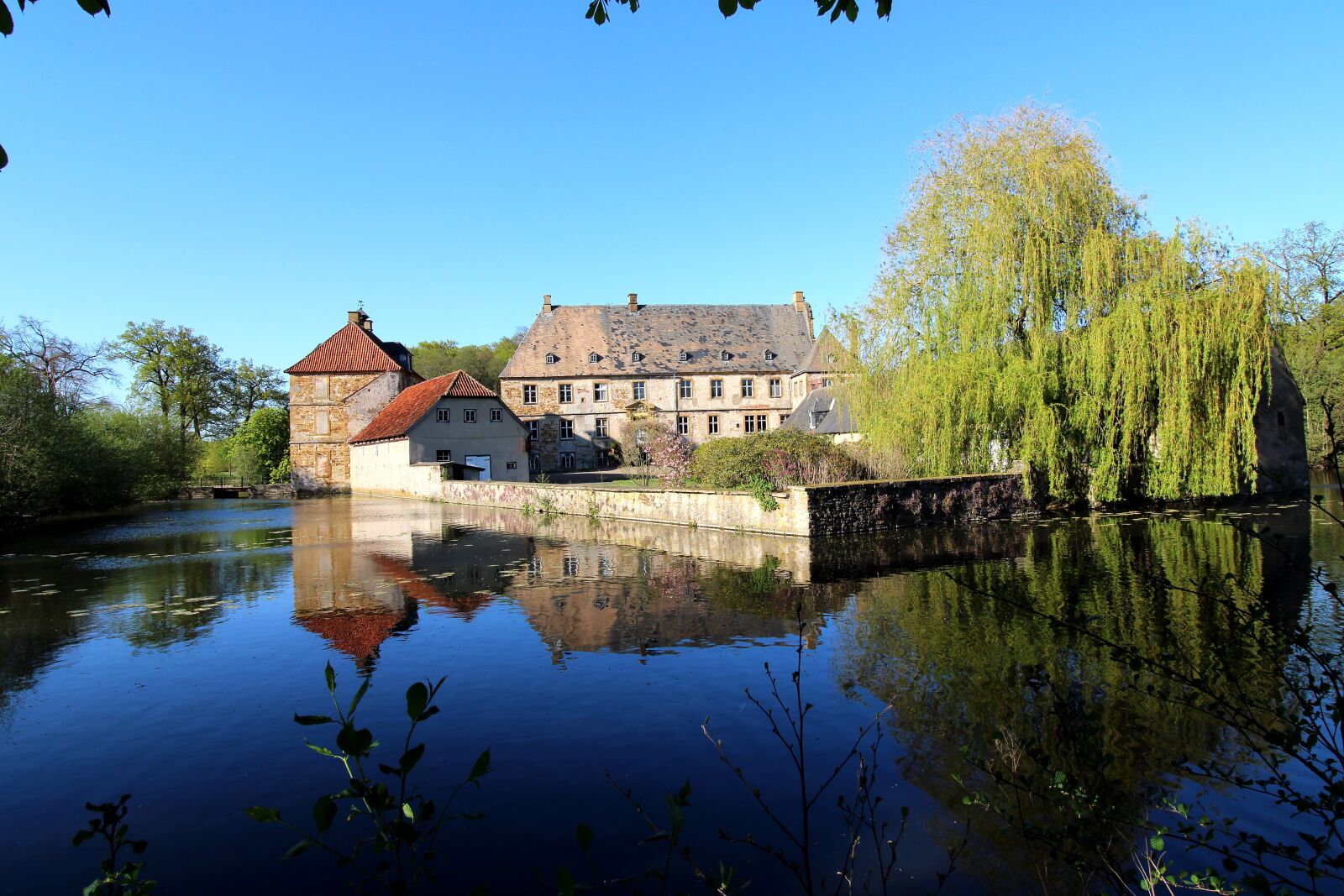Canon EOS 2000D (EOS Rebel T7 / EOS Kiss X90 / EOS 1500D) sample photo. Schloss, tatenhausen, wasserburg photography