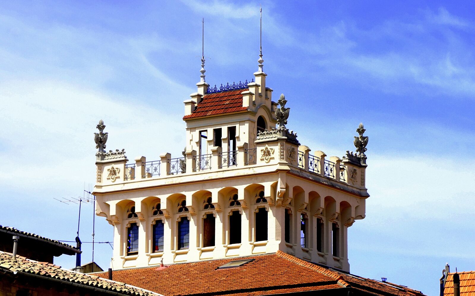 Sony E 55-210mm F4.5-6.3 OSS sample photo. Tower, house, architecture photography