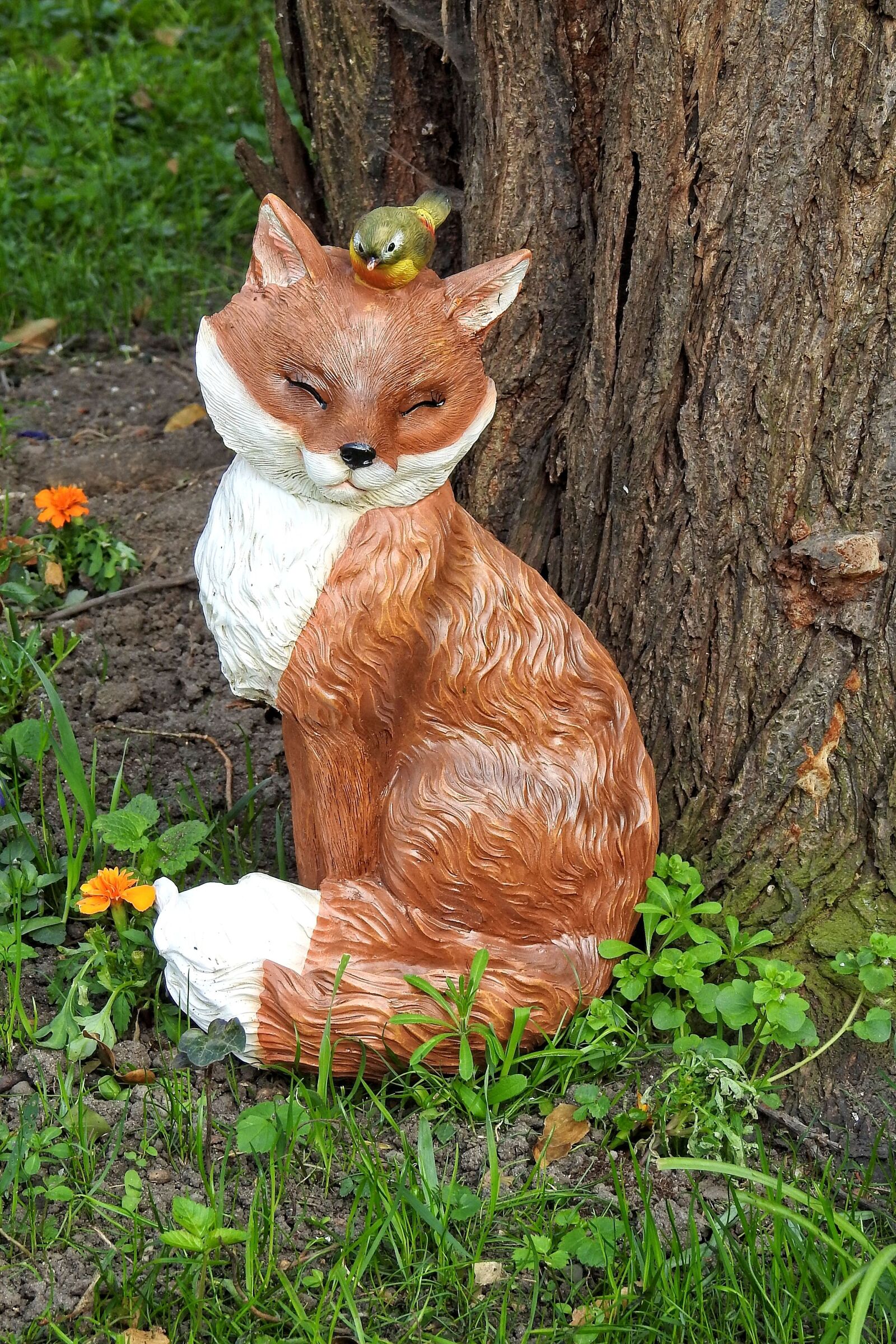 Nikon Coolpix P900 sample photo. Tree, bird bath, figure photography