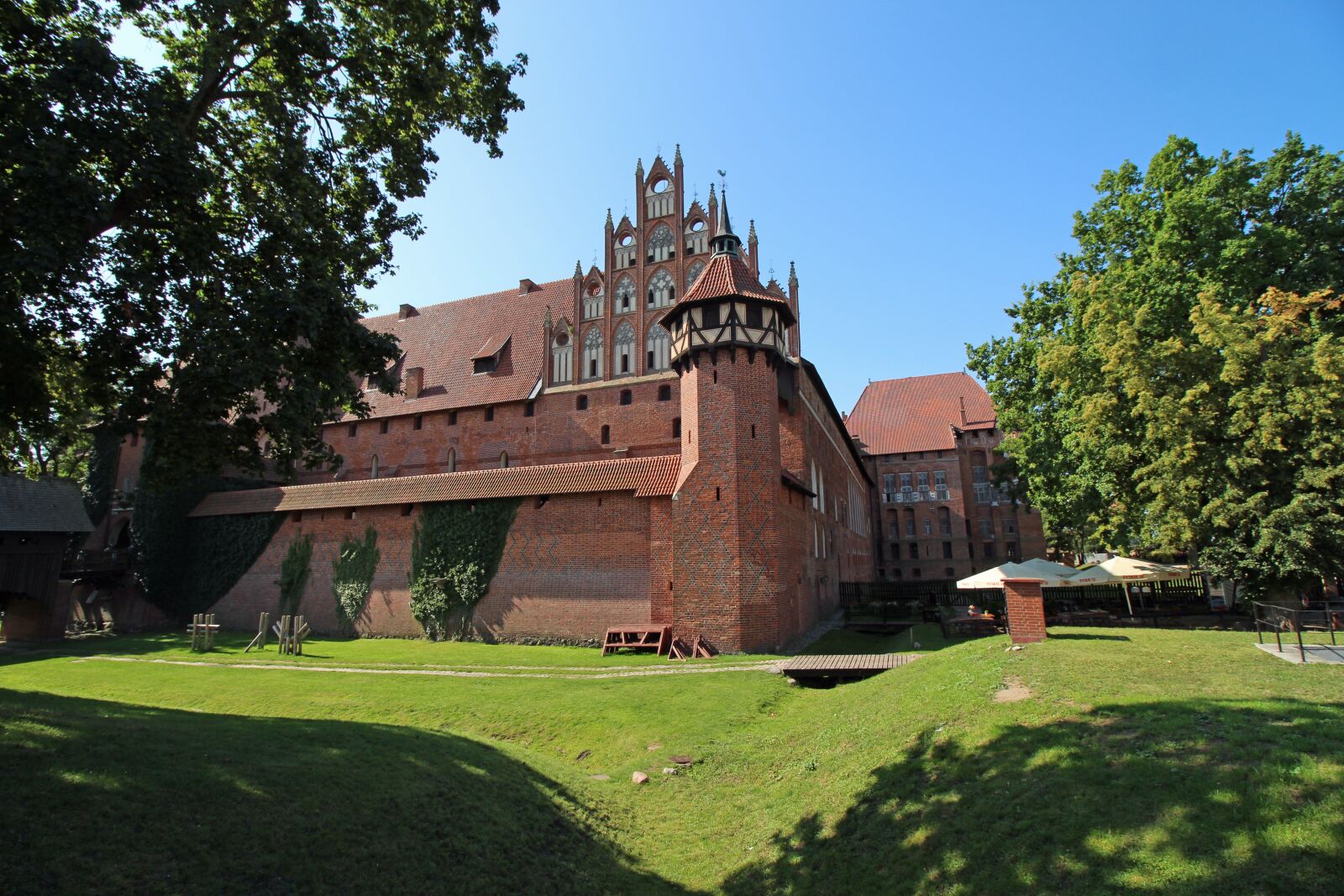 Canon EOS 700D (EOS Rebel T5i / EOS Kiss X7i) + Canon EF-S 10-18mm F4.5–5.6 IS STM sample photo. Malbork, castle, the crusaders photography